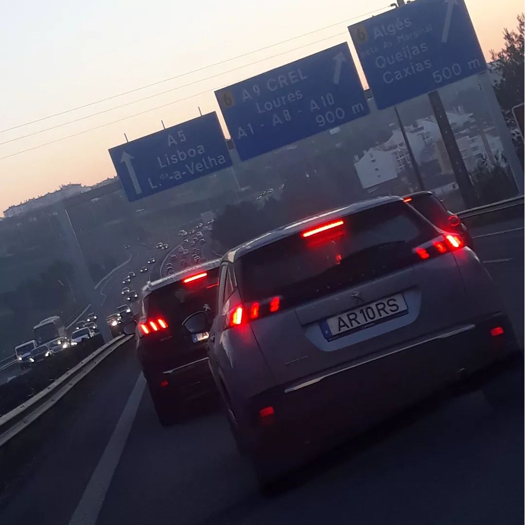 Se vai circular pela A5, tenha cuidado. Alguém tem estado a atirar pedras contra os carros