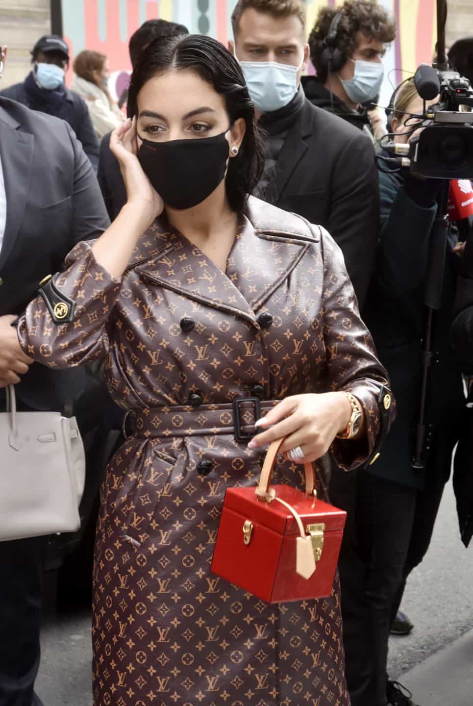 Caras  Georgina Rodriguez usa casaco como vestido no desfile da Louis  Vuitton em Paris