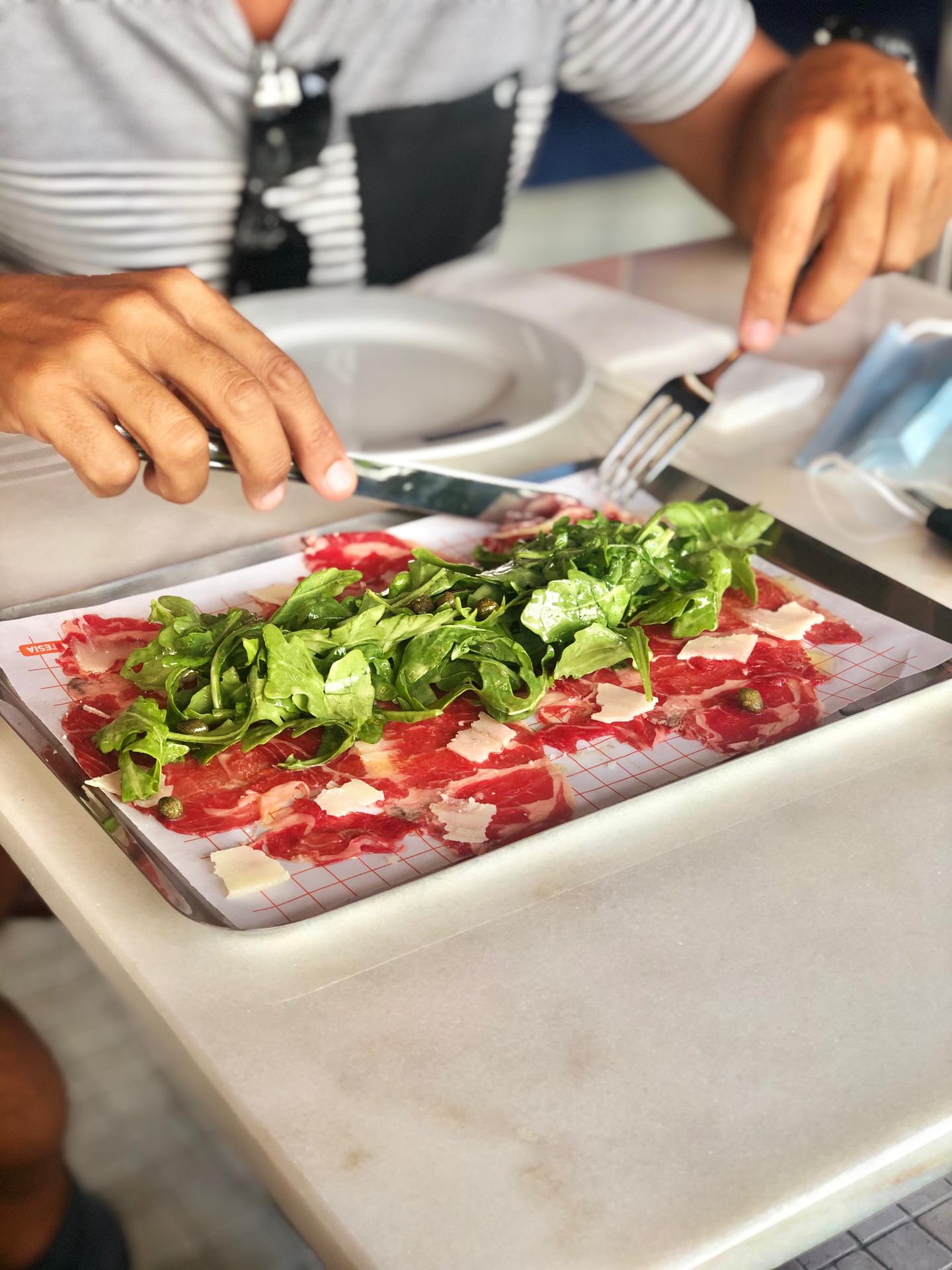 Carpaccio de entrecôte ou ceviche de corvina. O Cortesia está cheio de novidades para o verão