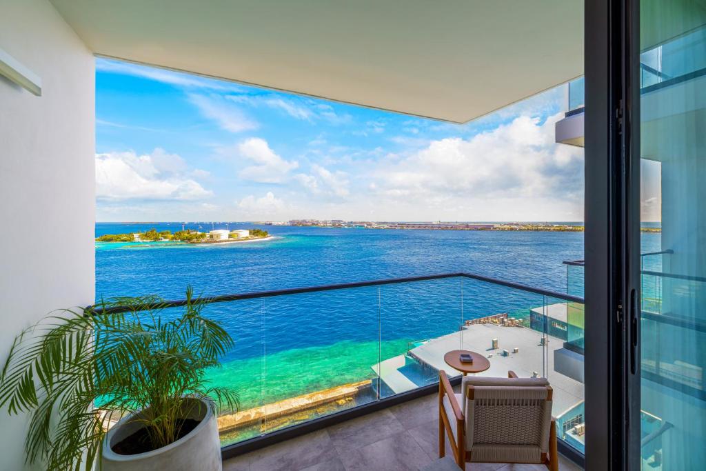 Este novo hotel nas Maldivas é o único da zona com uma piscina à beira-mar (e tem um shisha bar no rooftop)