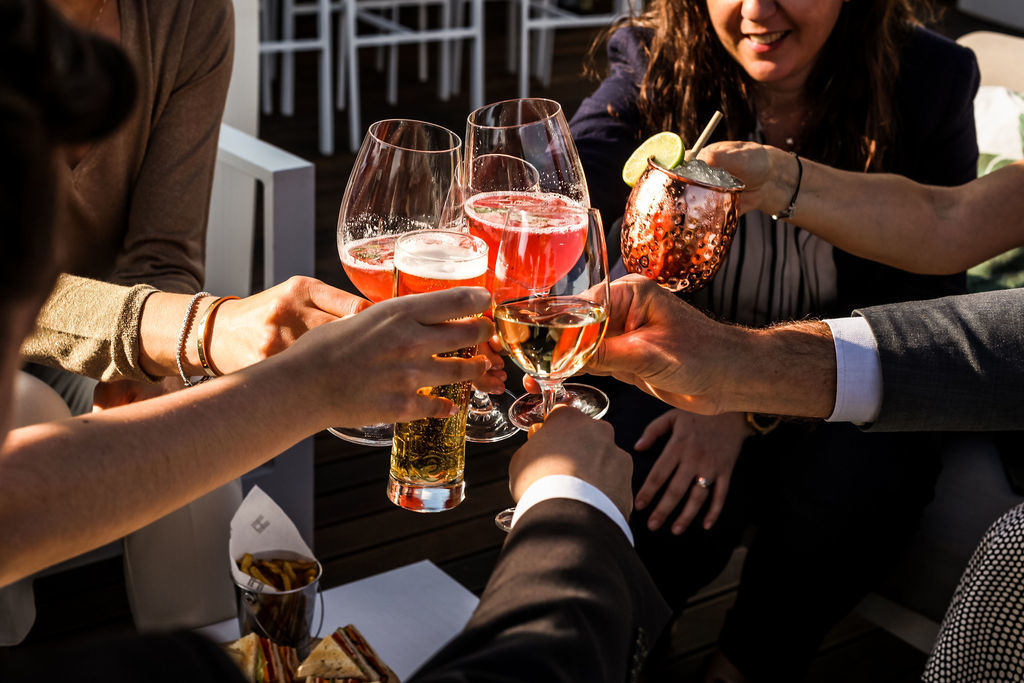 Finais de tarde de verão com cocktails, música ao vivo e bons petiscos? São no Garden Roof Bar