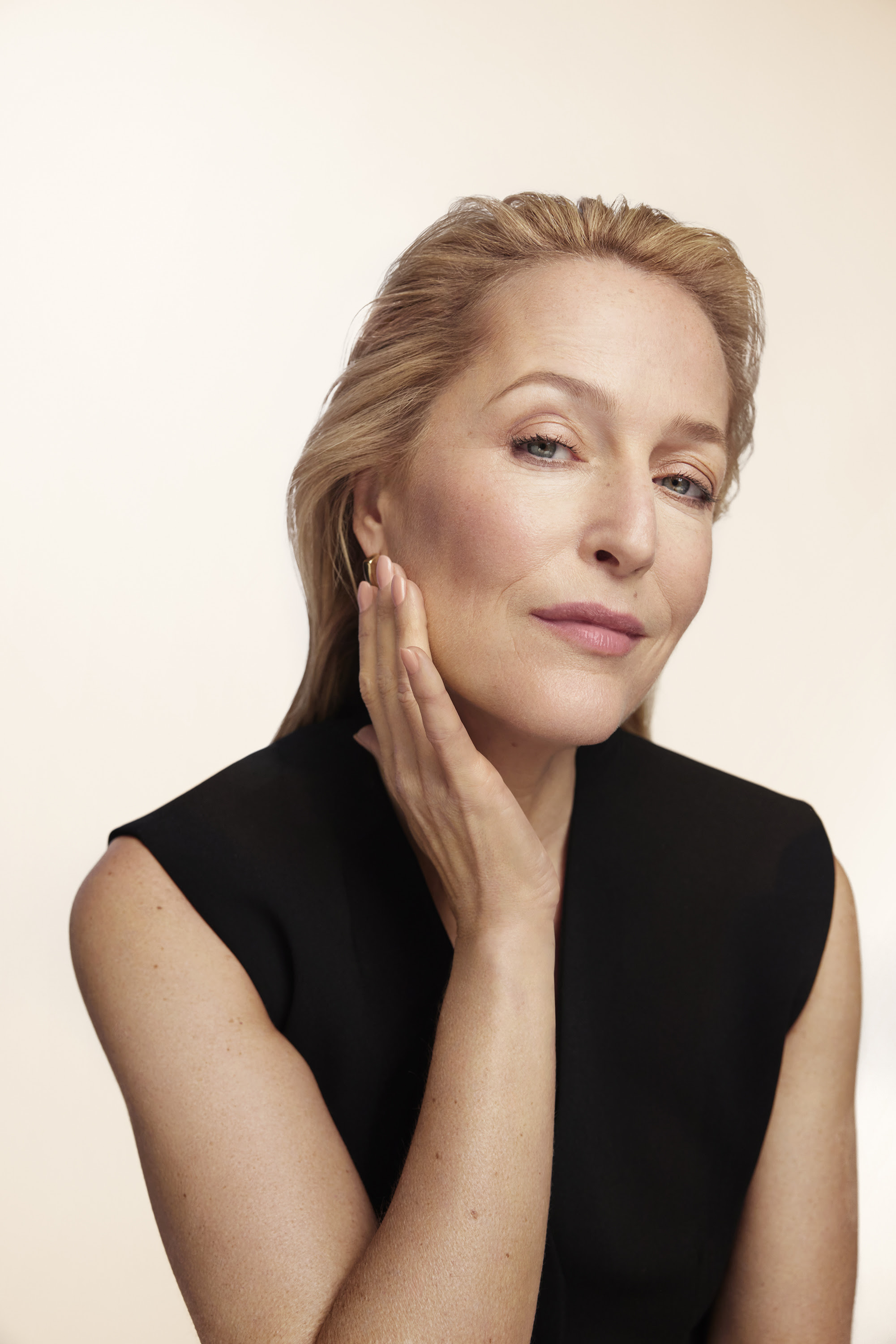 Quer uma pele jovem como a de Gillian Anderson aos 57 anos? Este sérum de supermercado promete ajudar