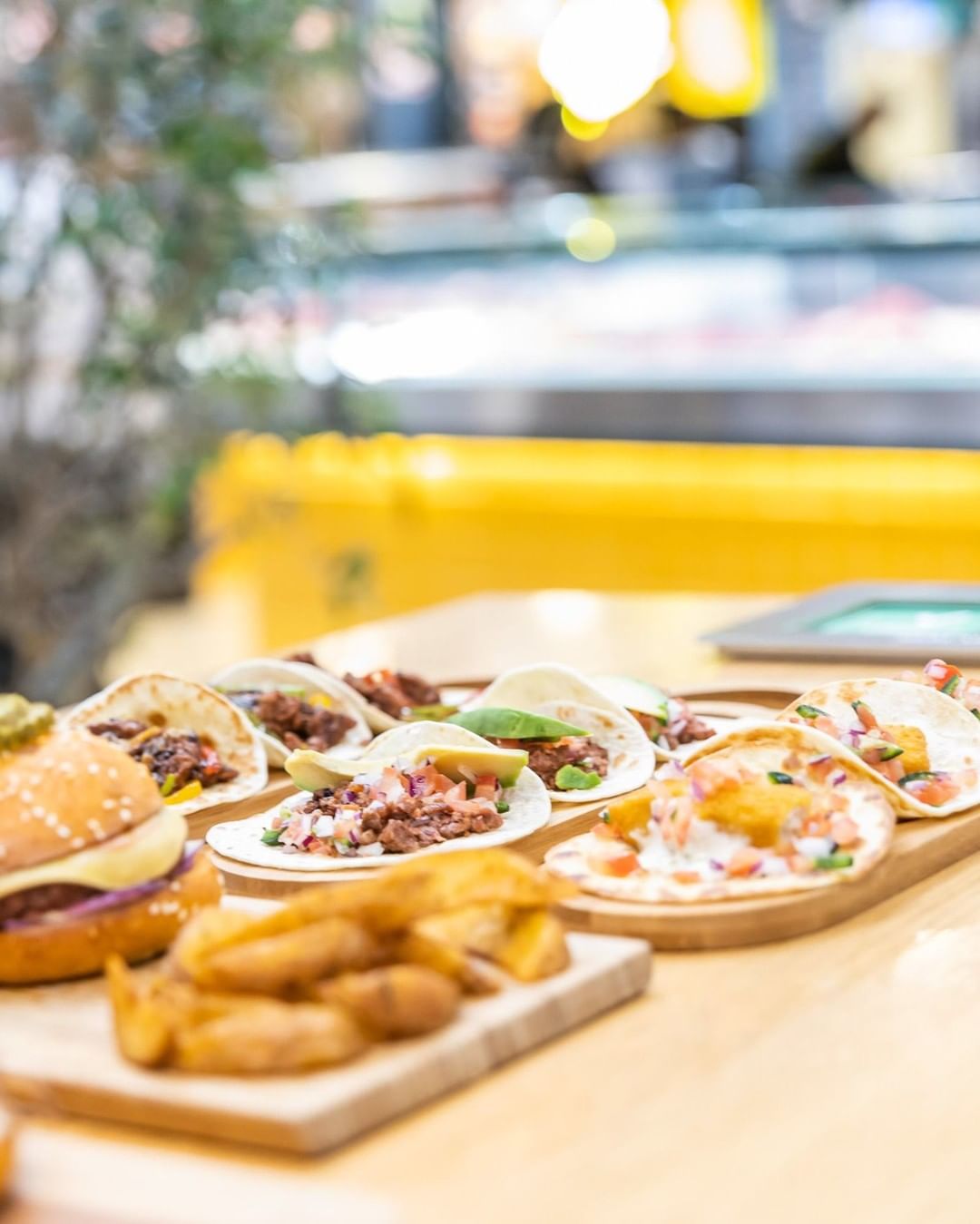 Há um novo restaurante em Campo de Ourique com salsicha grelhada e cheeseburger — e é vegan