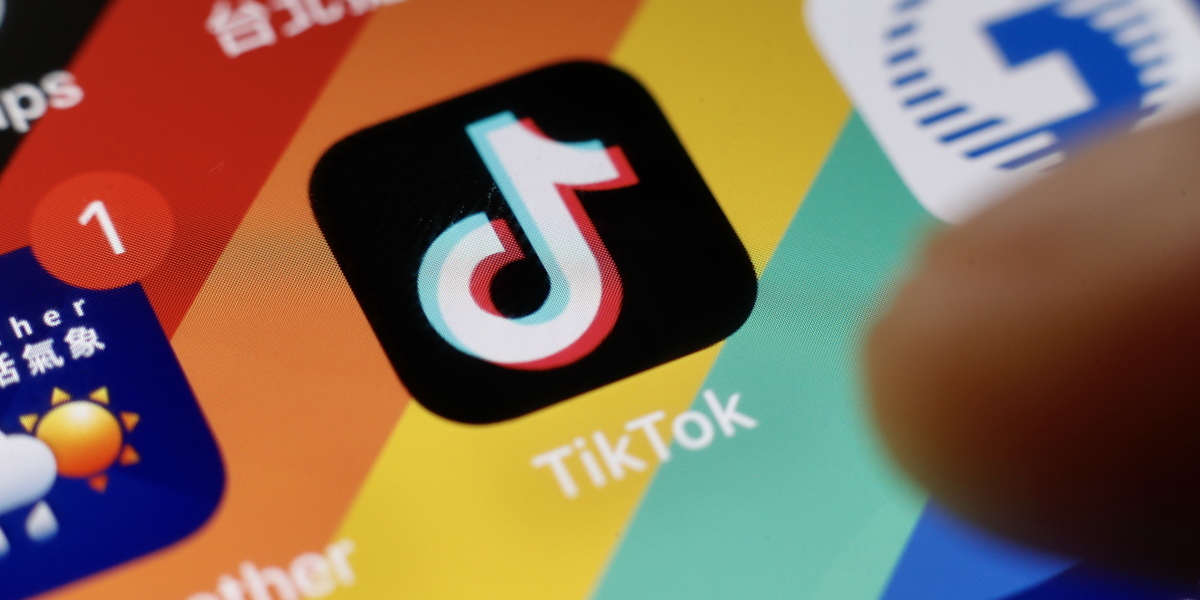 TikTok volta a estar disponível nos Estados Unidos nas lojas de apps da Apple e Google