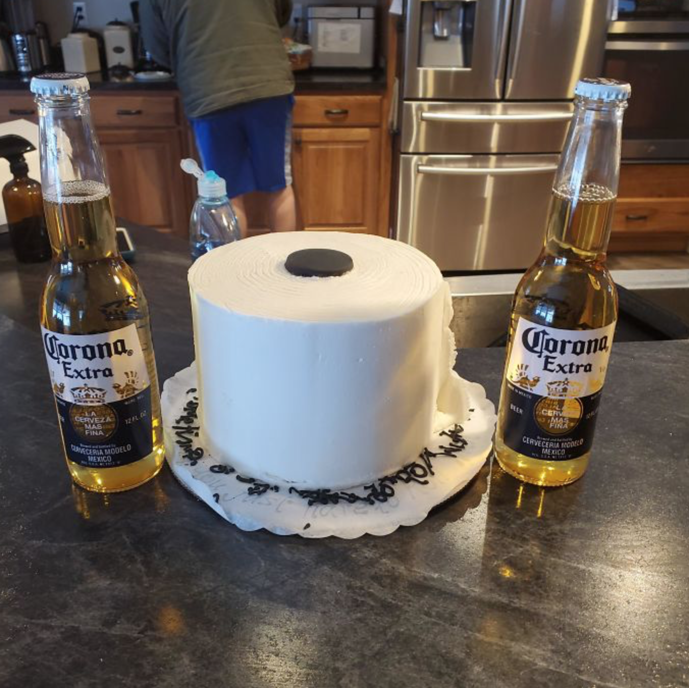 COVID-19. 24 fotos divertidas de gente que teve de passar o aniversário de quarentena