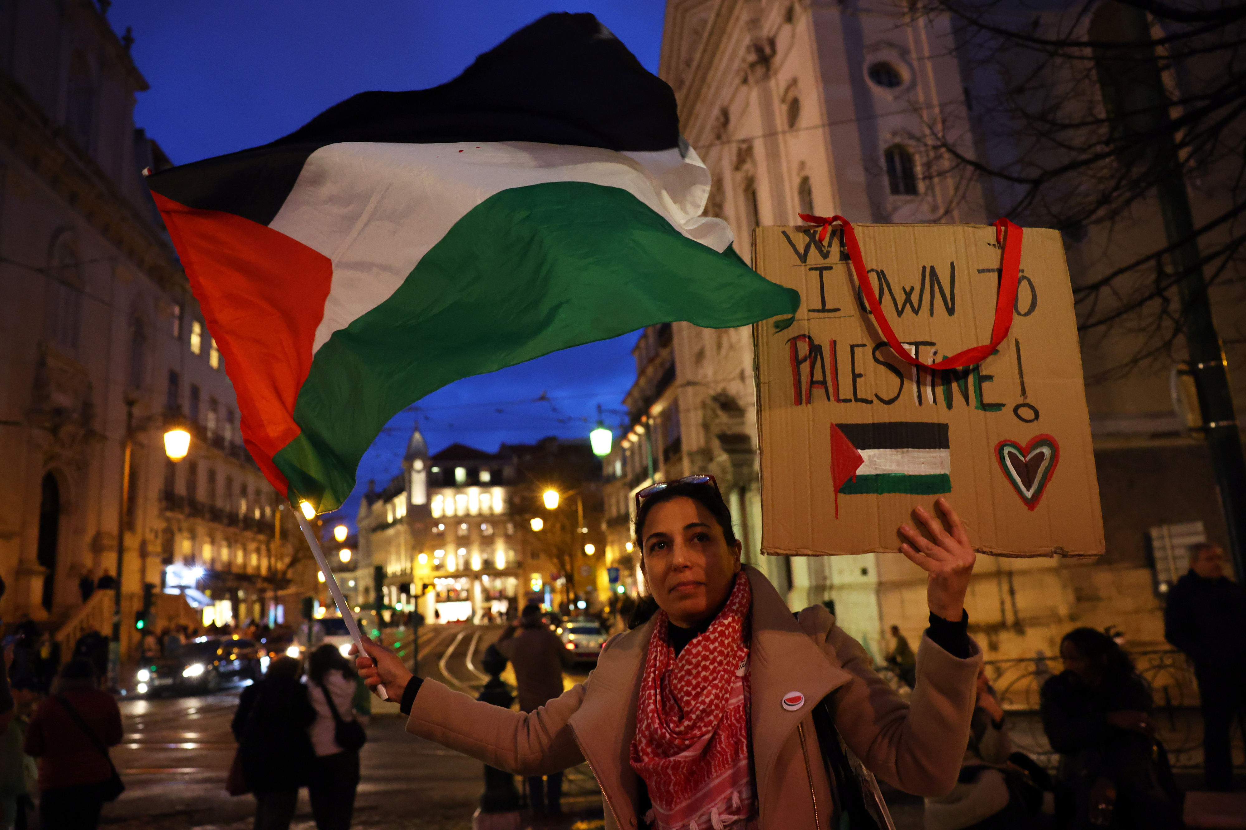 "Fim ao Genocídio". Centenas de pessoas no centro de Lisboa em solidariedade com o povo palestiniano