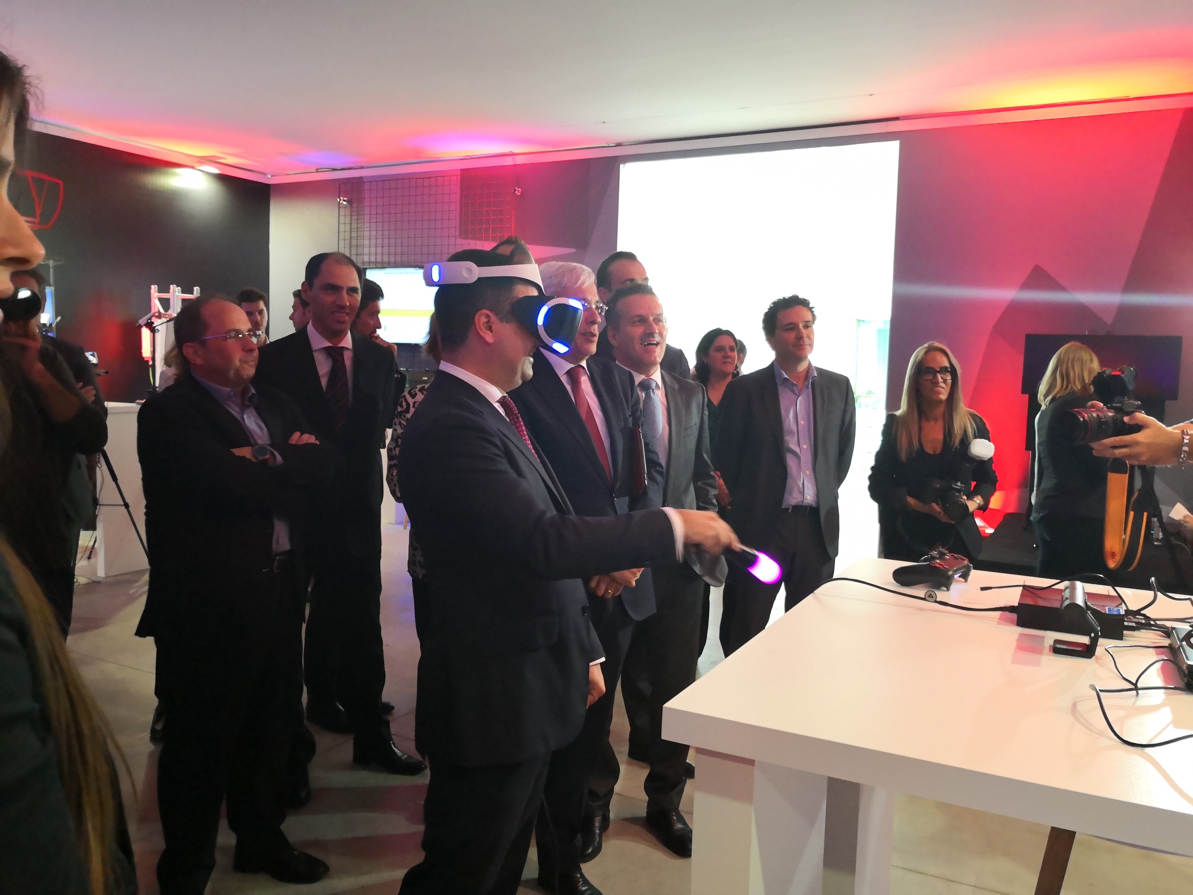 Pestanas dramáticas e XXL? Já pode comprar a máscara que conquistou Helena Coelho