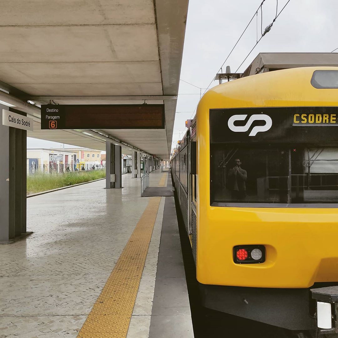 Incêndio em linha ferroviária junto ao Cais do Sodré suspende circulação de comboios