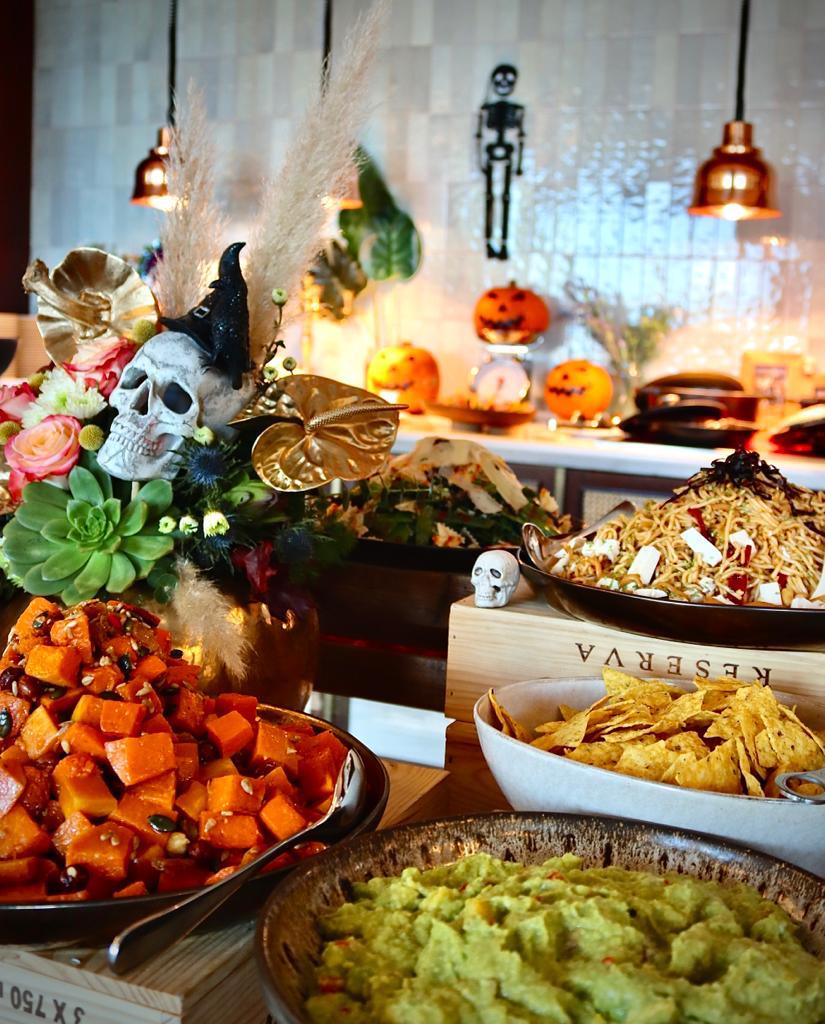 O almoço em família de Halloween é neste hotel de 5 estrelas – com fantasminhas de marshmallow