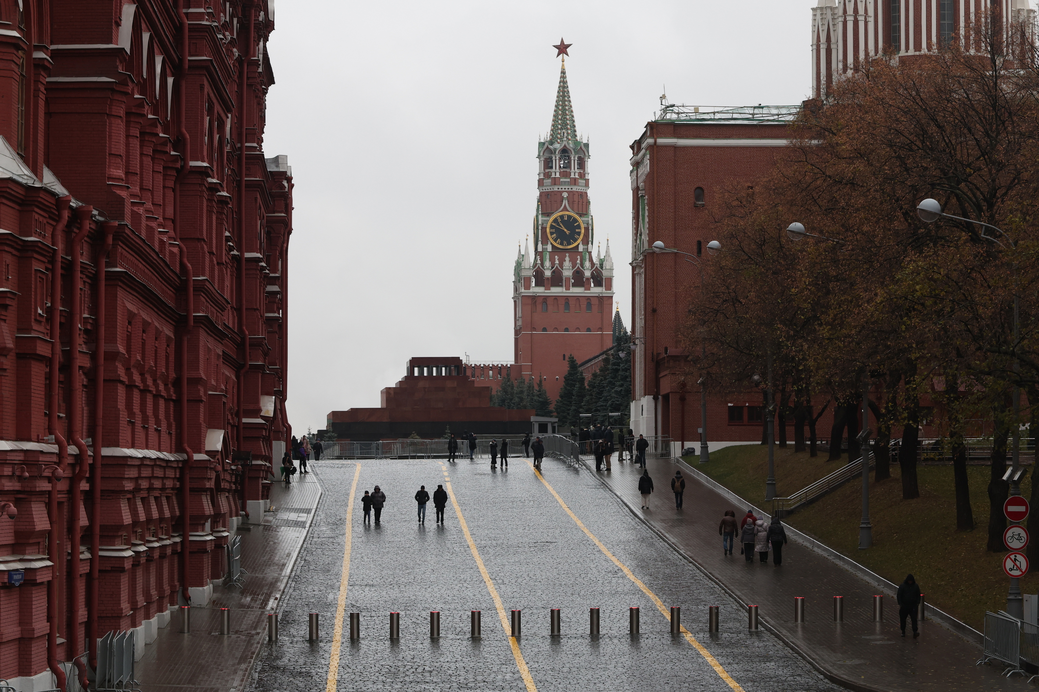 Kremlin congratula-se com a decisão dos EUA de suspender a ajuda militar à Ucrânia e pede o levantamento das sanções