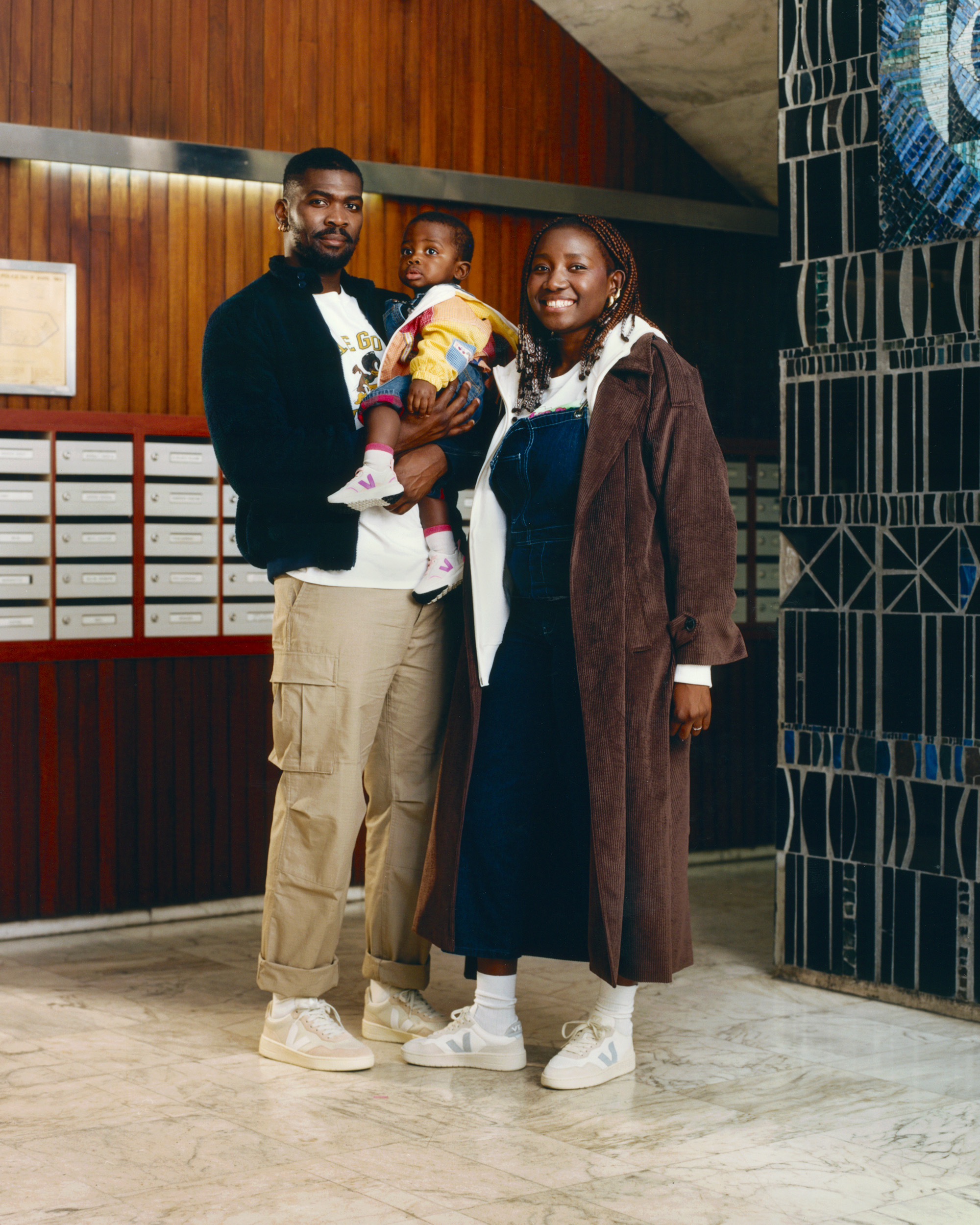 V-90. O novo modelo de ténis da VEJA já pisca o olho ao outono (e pode combinar com a família toda)