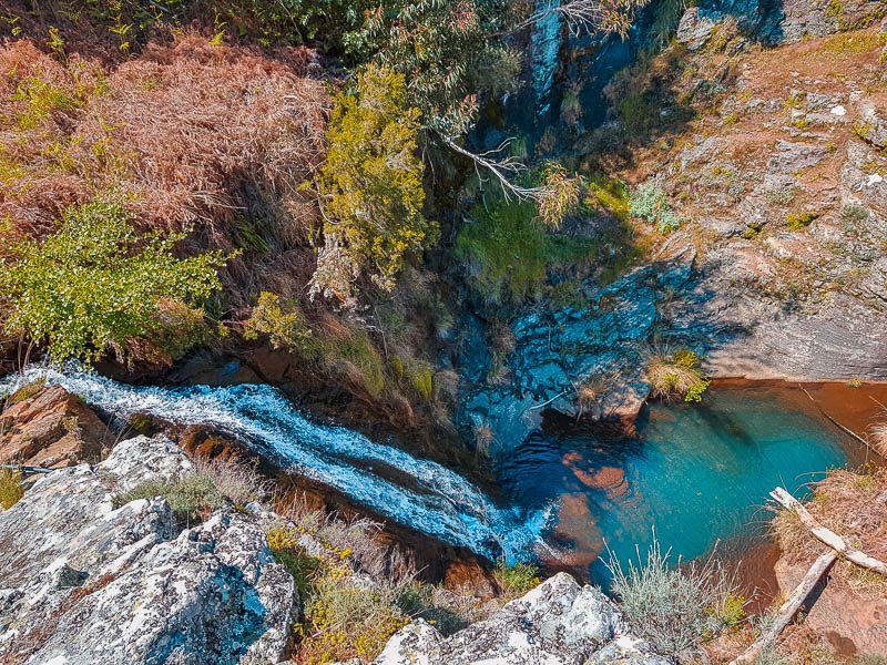 Esqueça as piscinas e praias. 5 turismos rurais para partir à descoberta de cascatas em Portugal