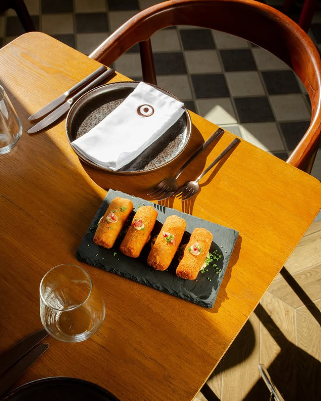 Não sabe onde passar a tarde de sábado? Este sunset nas Azenhas do Mar é perfeito para ver o pôr do sol (e comer bem)