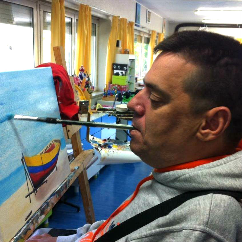 Dei a volta à vida. Tetraplégico, Nuno redescobriu a força de viver na pintura com a boca