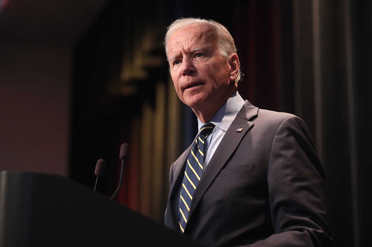 Multa de um milhão de dólares para a operadora de telecomunicações que transmitiu deepfake da voz de Biden