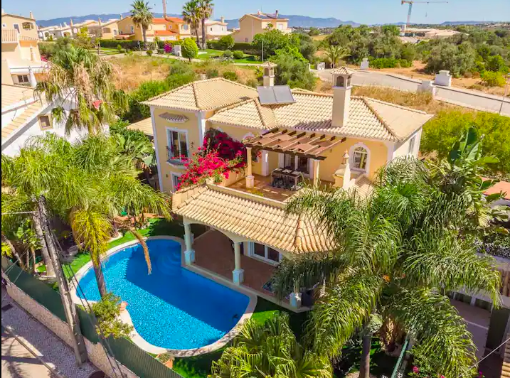10 casas com piscina para arrendar no Algarve em julho e agosto (a partir de 103€ por noite)