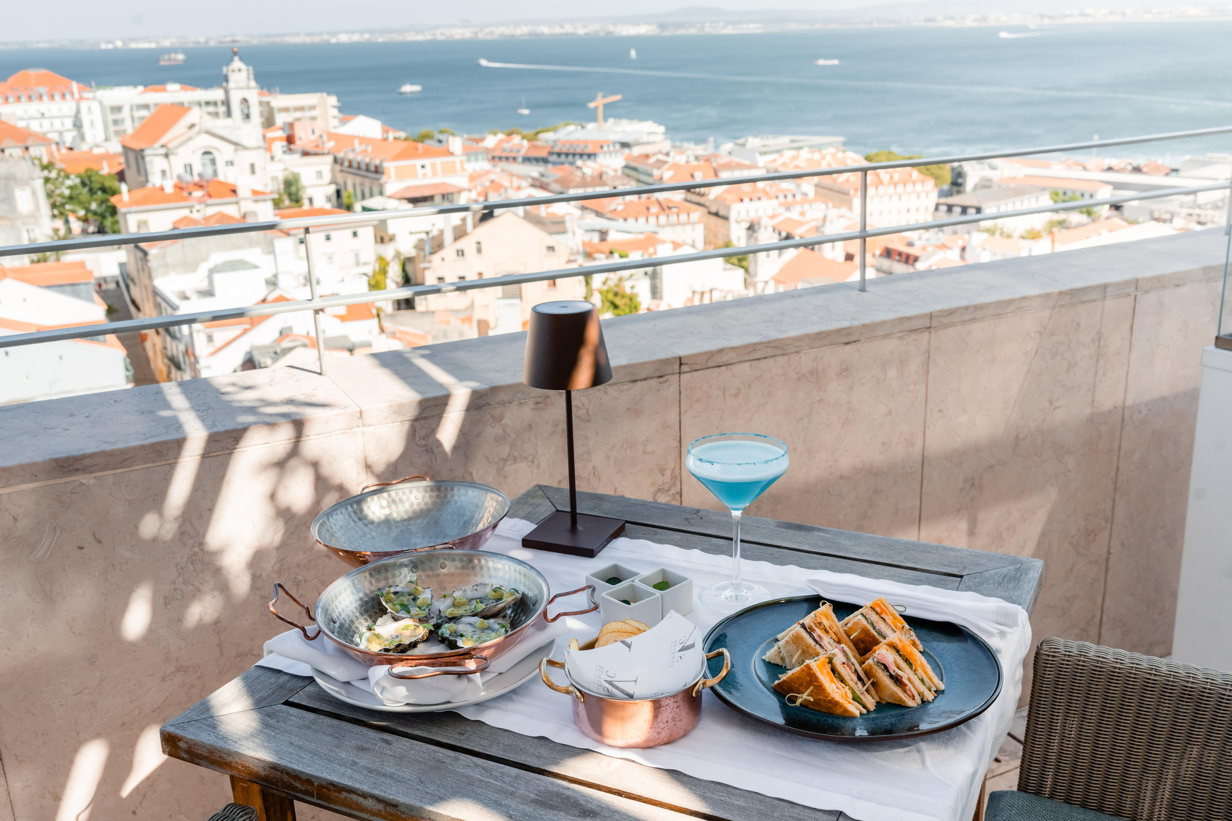 Petiscos, cocktails de assinatura e a melhor vista de Lisboa. Rooftop Bar do Verride Palácio Santa Catarina está de volta