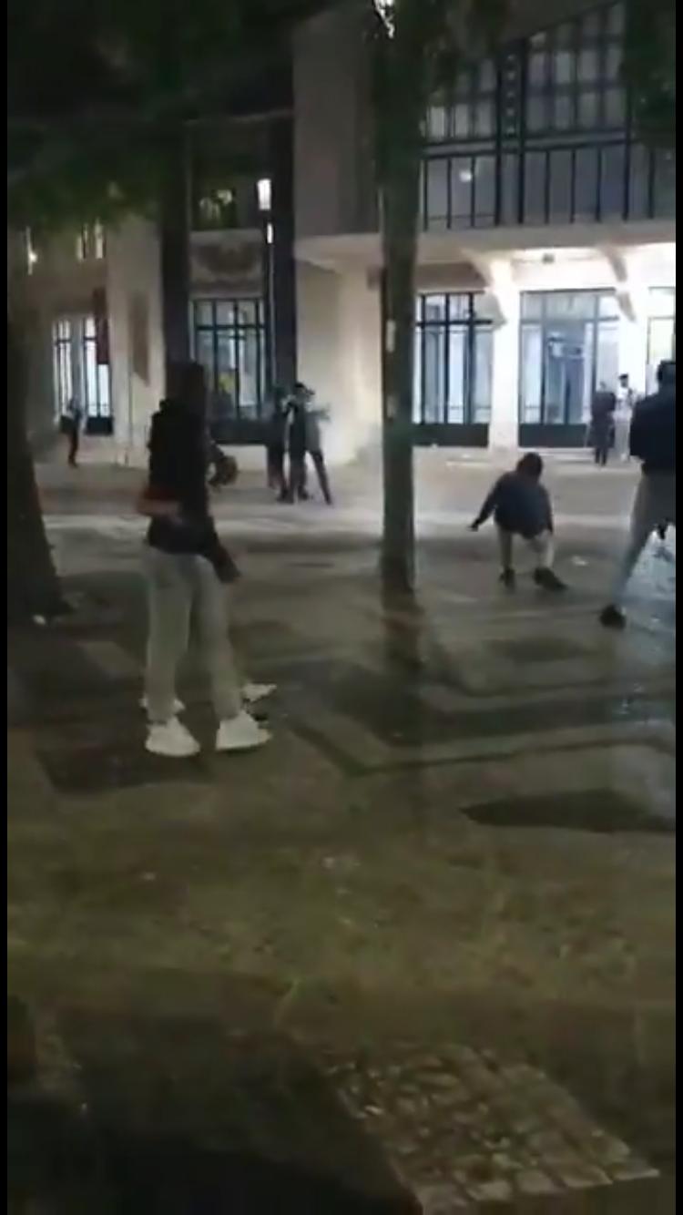 Desacatos em Lisboa. Jovens atiram pedras e garrafas à polícia após fecho de bares