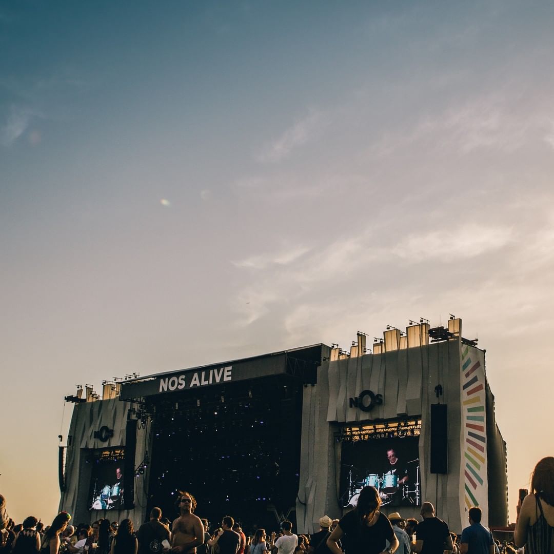 NOS Alive é sinónimo de música, mas quem resiste a um brinde? Ofertas e experiências a não perder