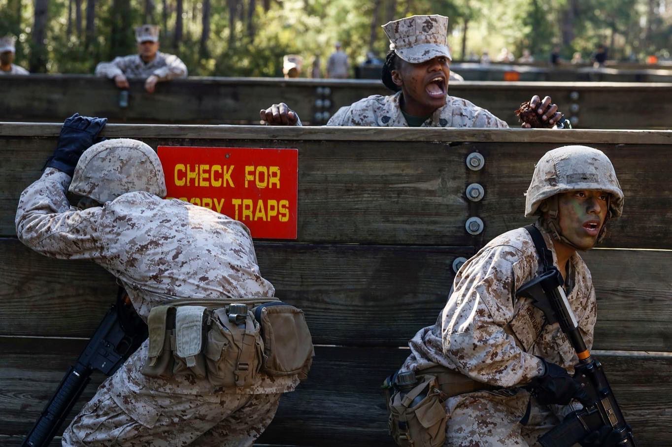 53 mulheres ultrapassaram a prova mais difícil dos fuzileiros em campo de treinos reservado a homens