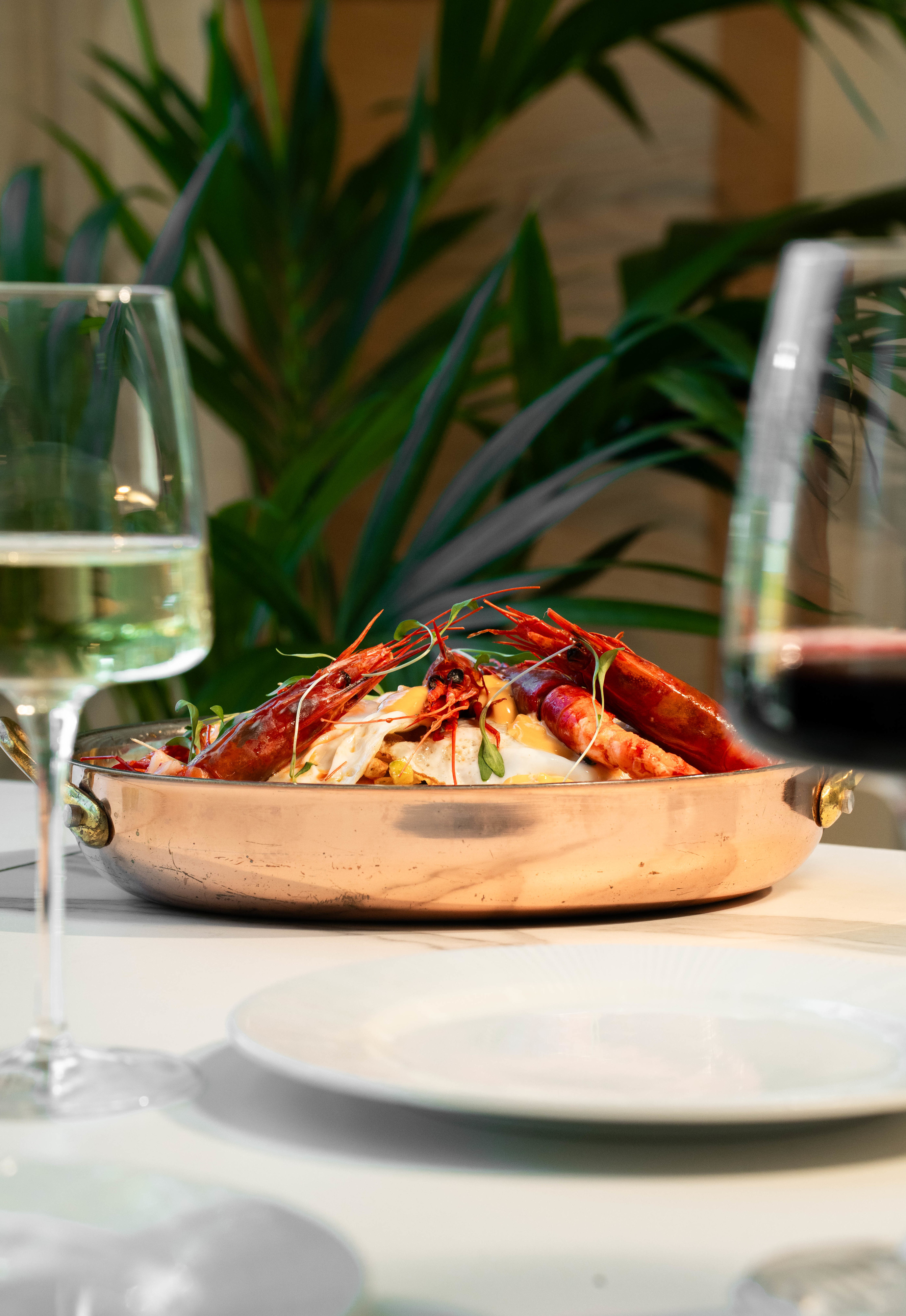 Ovos rotos de carabineiro, tardes de gin e brunch diário. VISEVERSA tem novidades aconchegantes