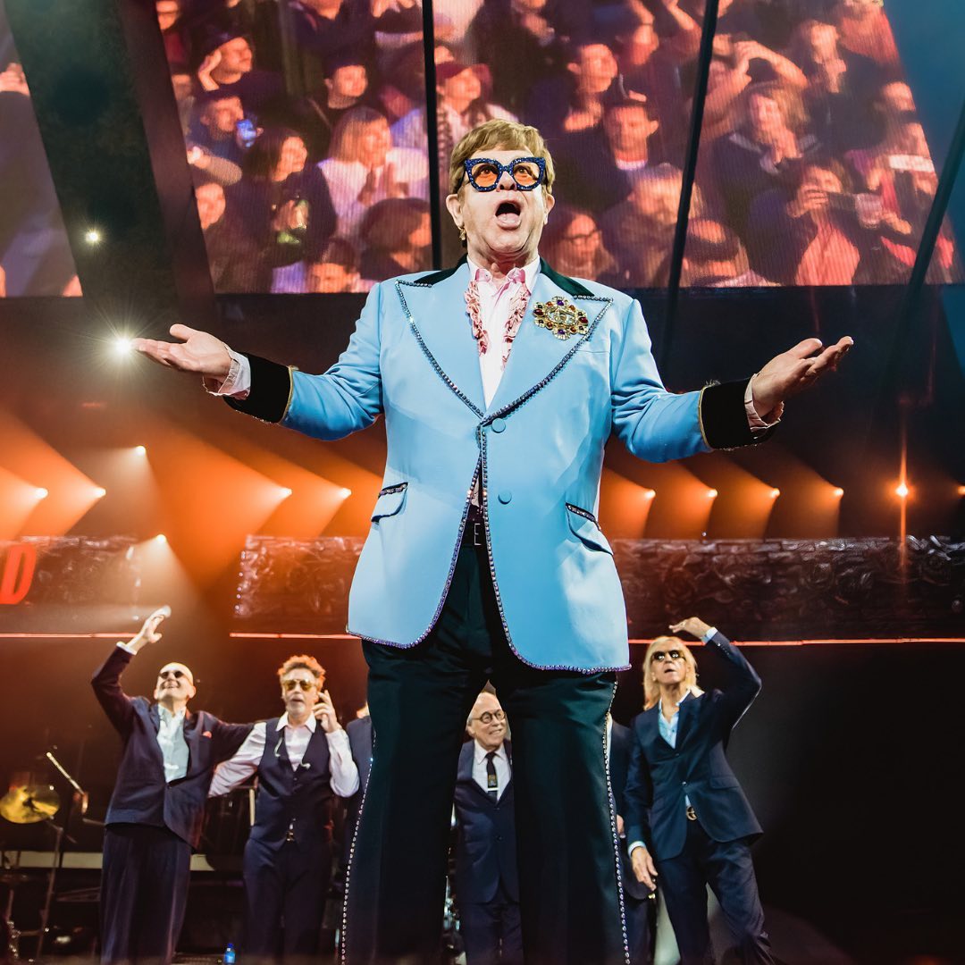 Elton John está muito mais magro. Problemas de saúde mudaram hábitos alimentares do artista. Veja as fotos