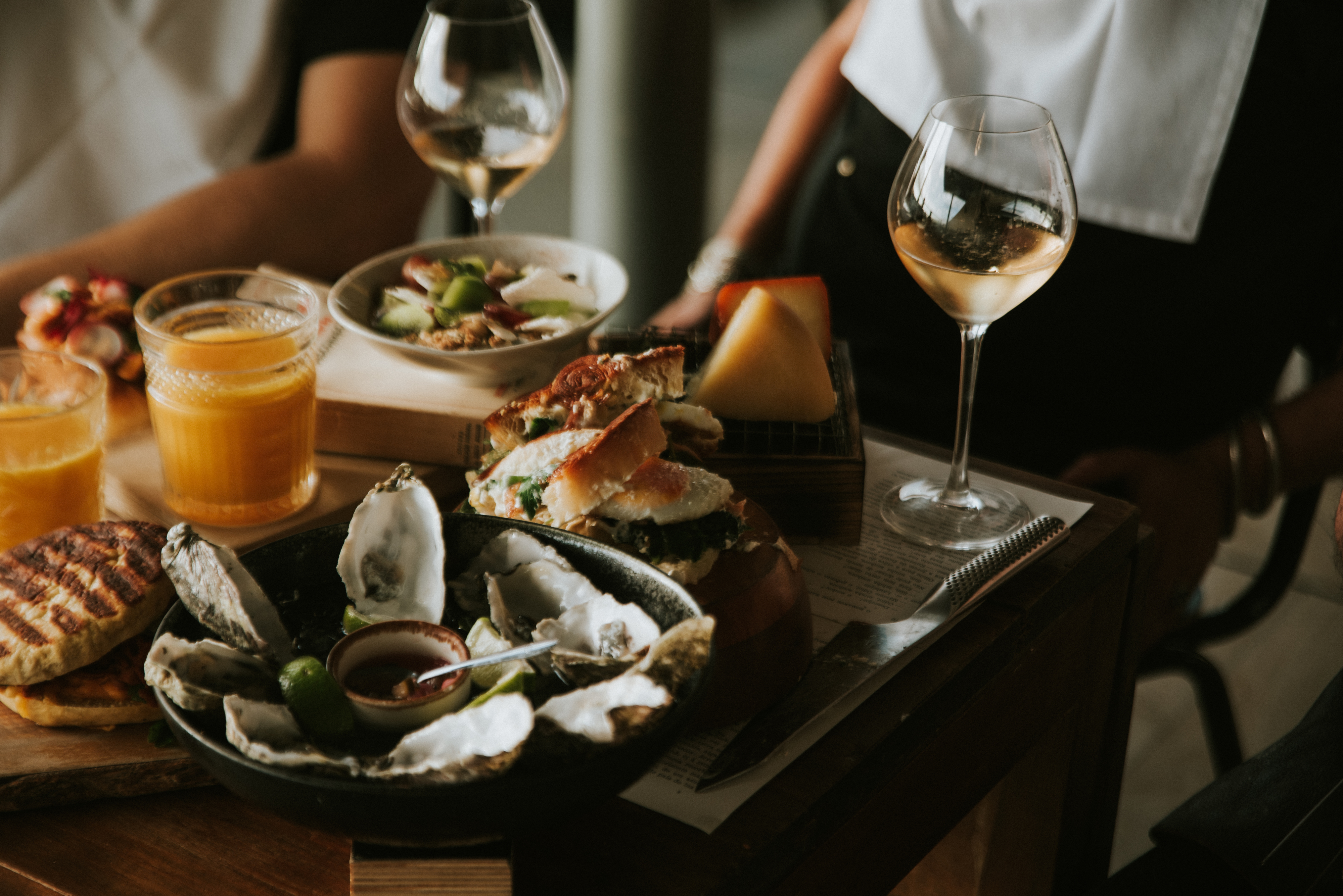 Troque os sumos pelo vinho neste brunch preparado por 3 chefs portugueses (e não custa uma fortuna)