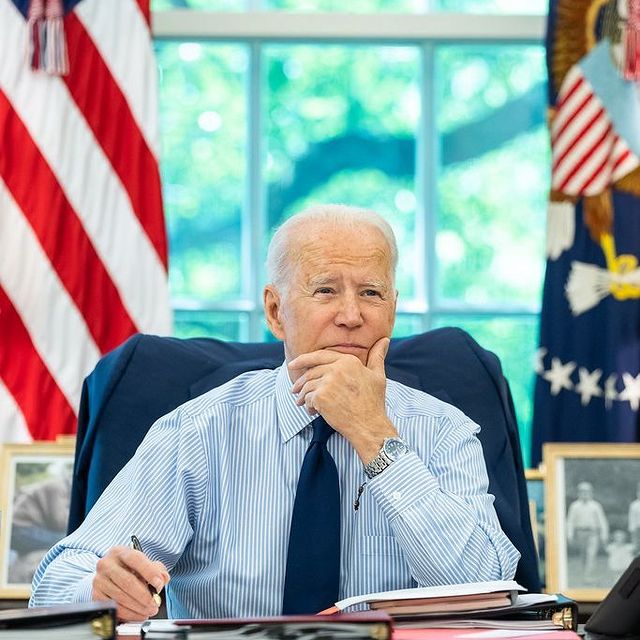 “Que filho da puta estúpido”. Joe Biden ofende jornalista. Veja imagens do momento
