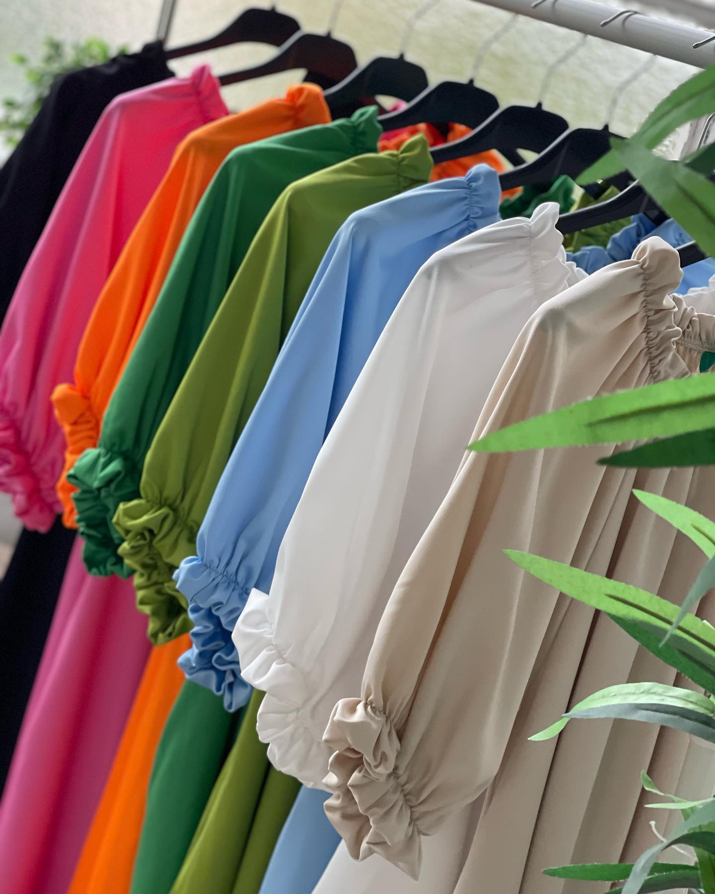 Com ténis ou saltos altos, este vestido 2 em 1 favorece vários tipos de corpos (e custa 26€)