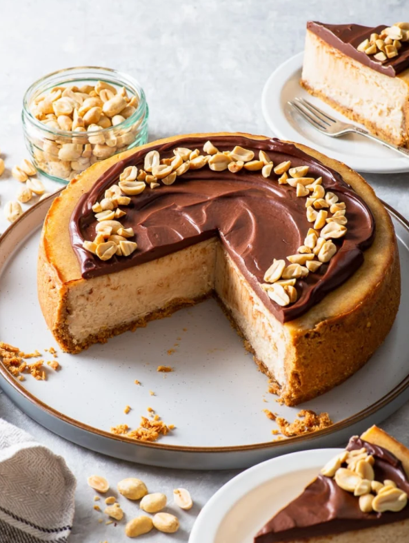 Alerta, explosão de sabores! Veja como se faz este cheesecake de chocolate e manteiga de amendoim