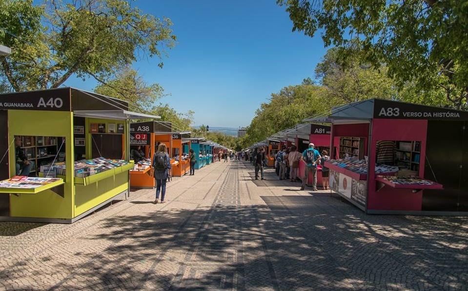 A melhor oportunidade para conhecer autores? As sessões de autógrafos da Feira do Livro