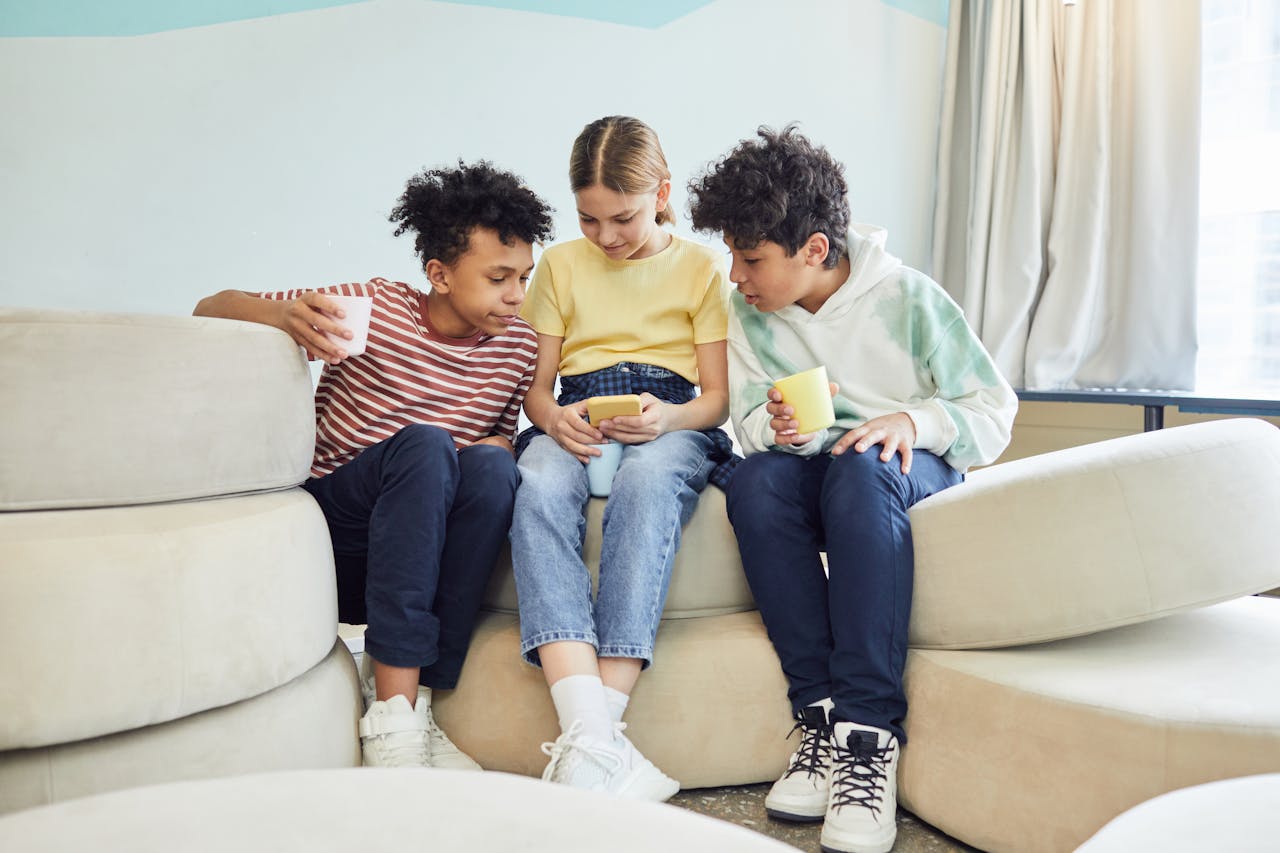 Maioria das crianças tem telemóvel aos 10 anos. OCDE reforça a necessidade de proteção