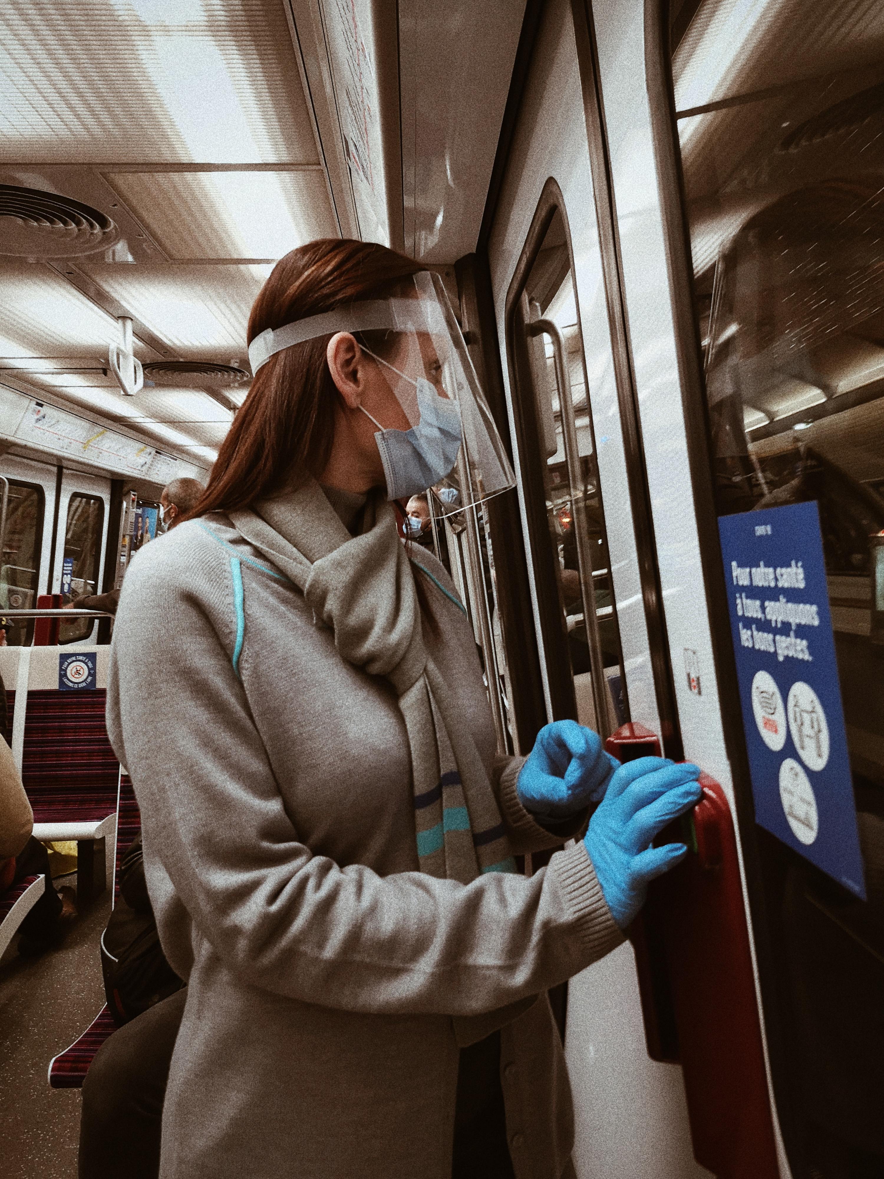 OMS pede para que abraços sejam evitados no Natal. “É terrível, mas essa é a realidade”