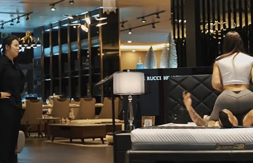 Tiktoker simula sexo numa loja de móveis enquanto escolhe o colchão… em frente à empregada. Veja o vídeo