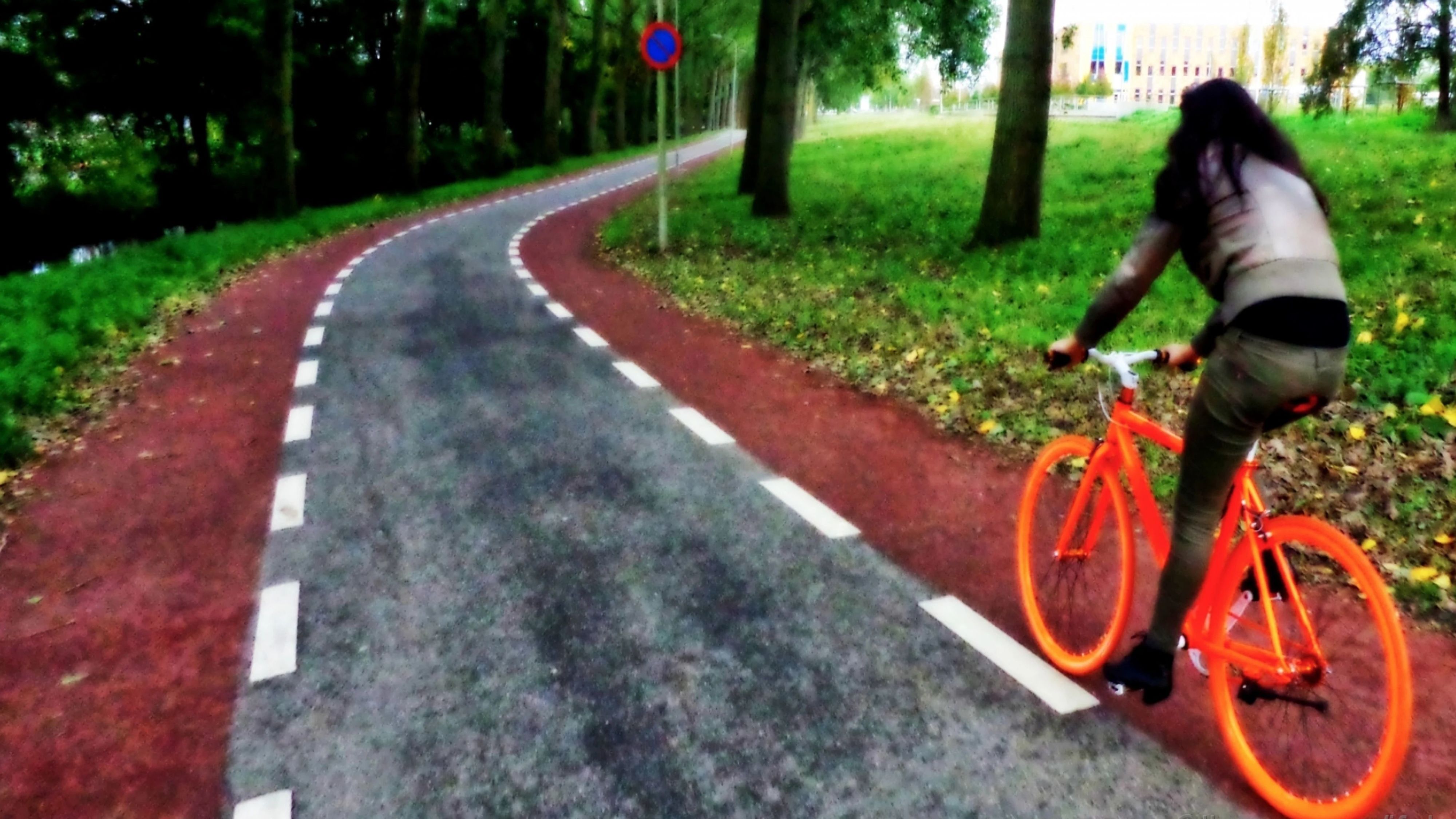 Mulher obrigada a por lixívia na mão depois de a ter tingido com umas luvas de pele