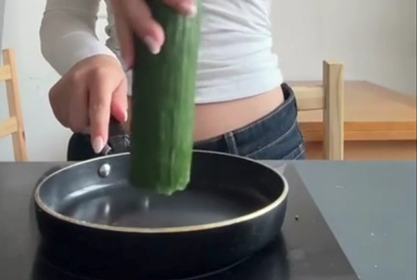 Influencer usa água de pepino para fritar um ovo e fica viral no TikTok. Veja o vídeo insólito