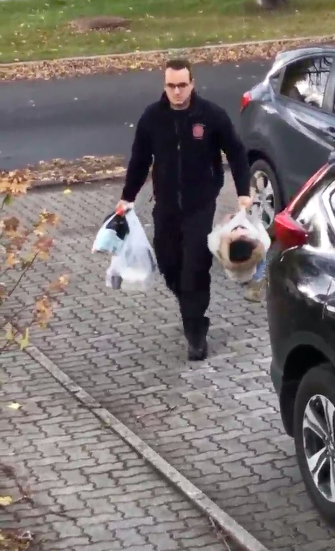 Pai pega na filha como se fosse um saco de compras depois de ela fazer birra. Veja o vídeo