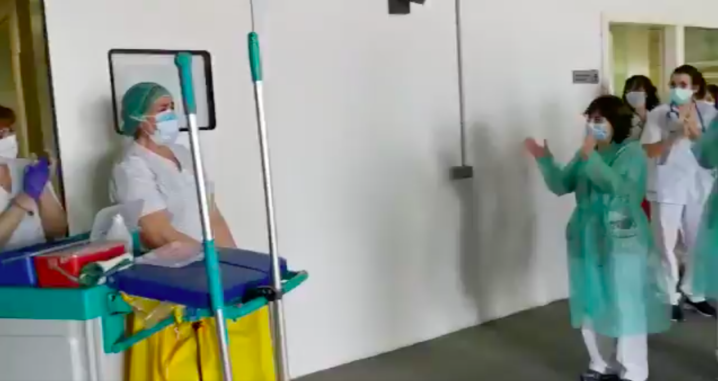 Médicos e enfermeiros homenageiam equipa de limpeza do hospital com aplausos e o vídeo torna-se viral
