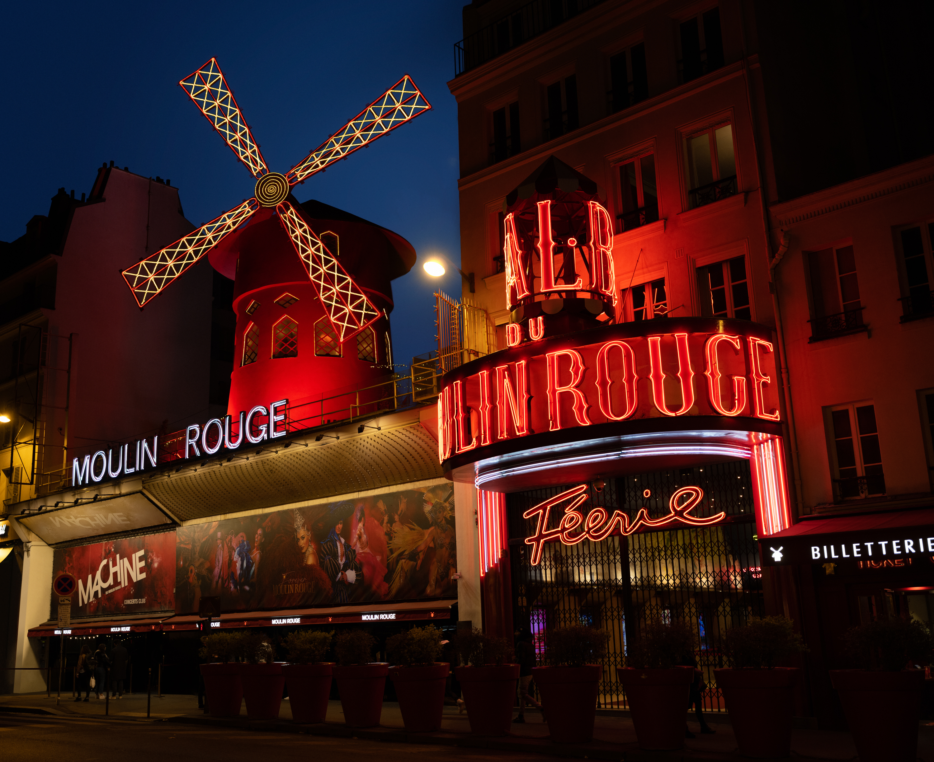 Sempre sonhou ir ao Moulin Rouge? Agora até pode dormir lá dentro por 1€