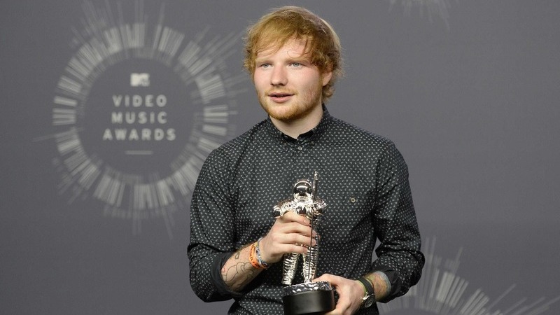 Ed Sheeran criticado por participar no novo videoclipe de Chris Brown