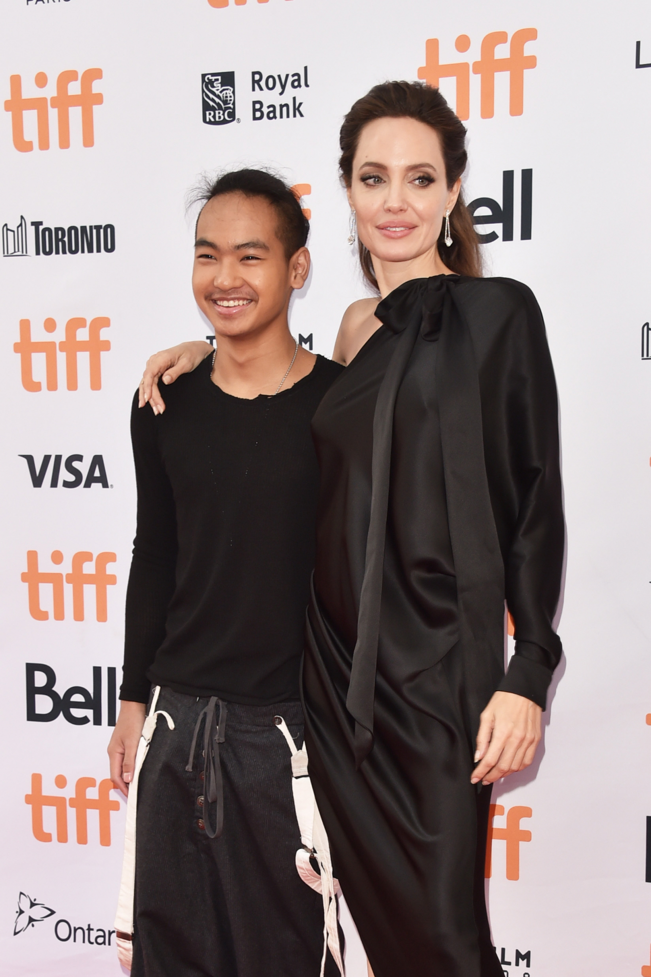 O filho mais velho de Angelina Jolie fez 18 anos e celebrou-os visitando um programa de ajuda aos refugiados