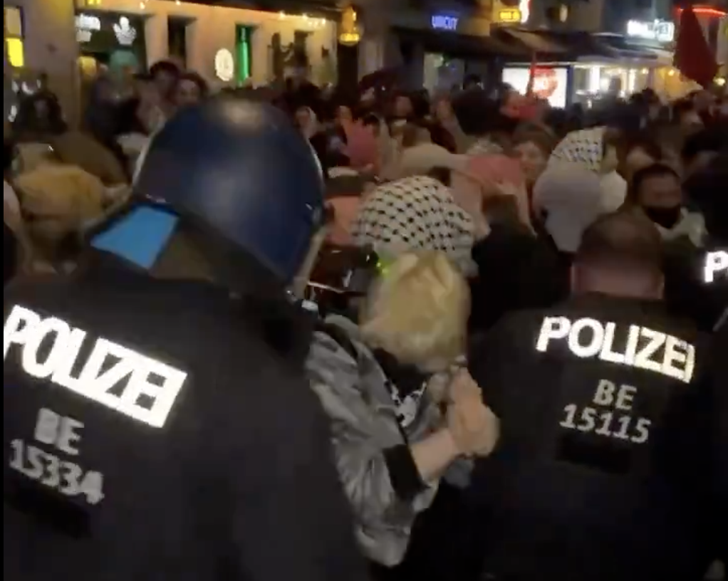 Polícia alemã usa violência contra mulheres que se manifestavam em Berlim