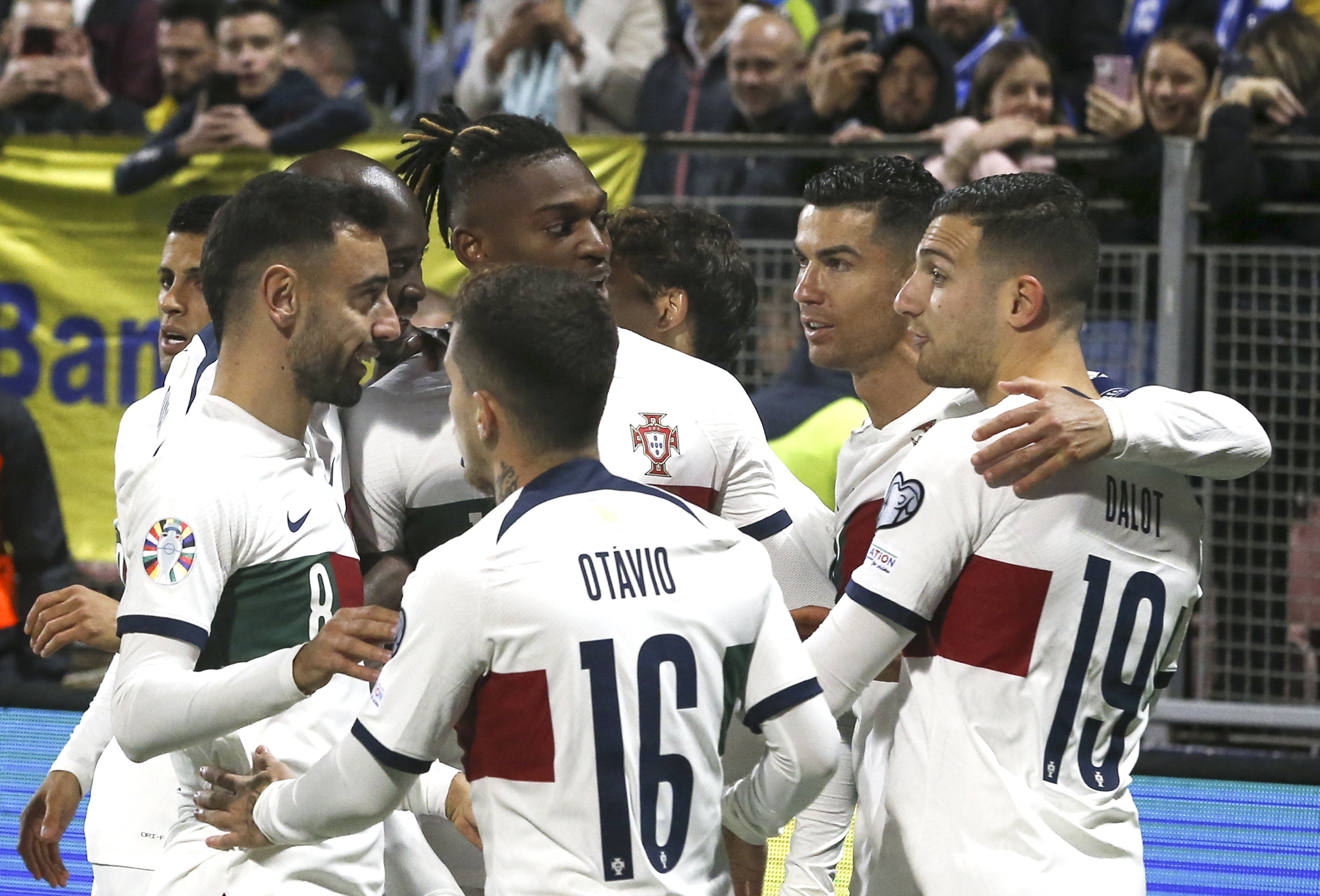 Reações dos jogadores de Portugal: Cancelo deu chapada de luva branca  Otávio feliz por João Neves que cumpriu sonho - EURO Qualificação - SAPO  Desporto