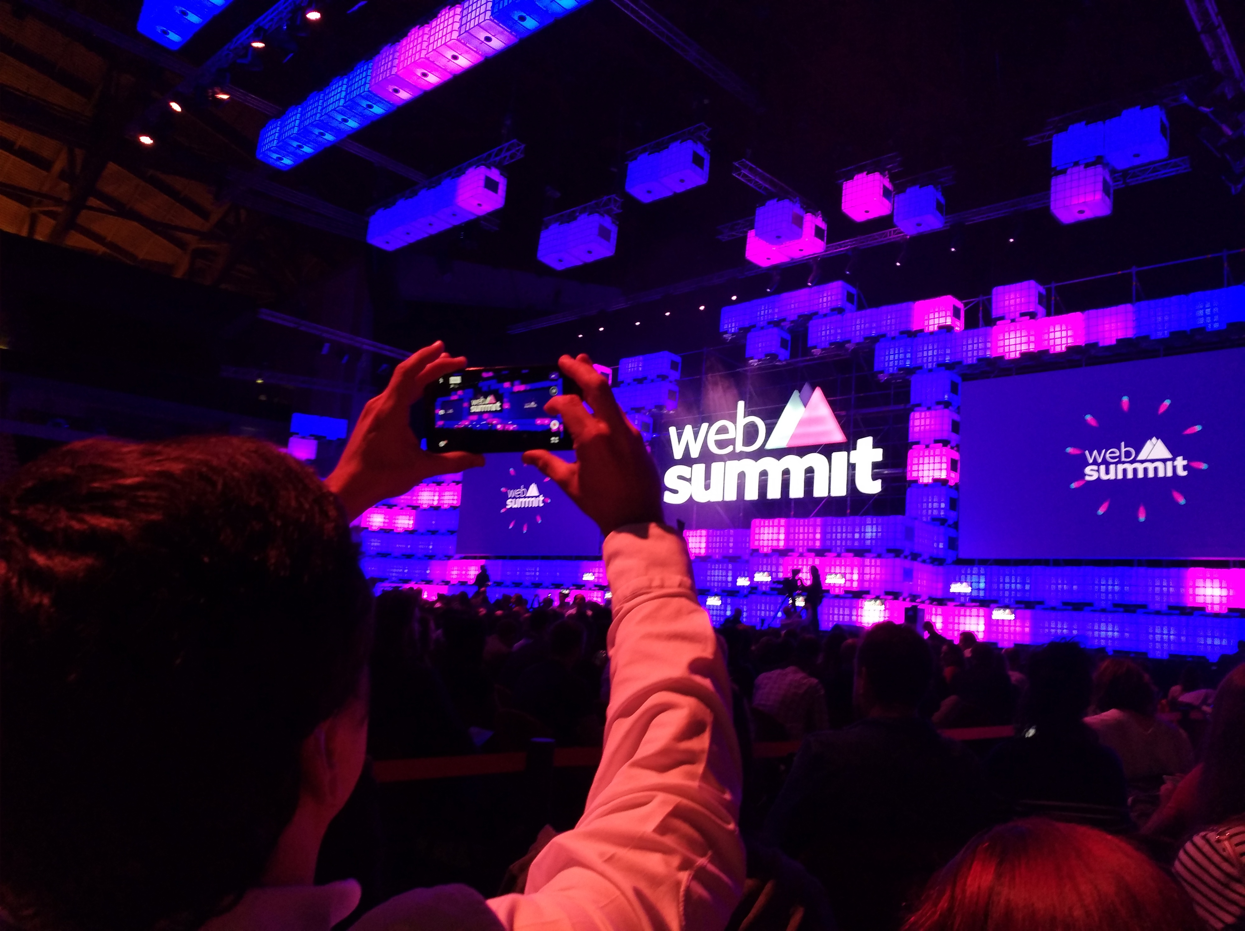 Web Summit: Primeiro dia com poucos bugs tecnológicos, audiências reduzidas e pouca “magia”