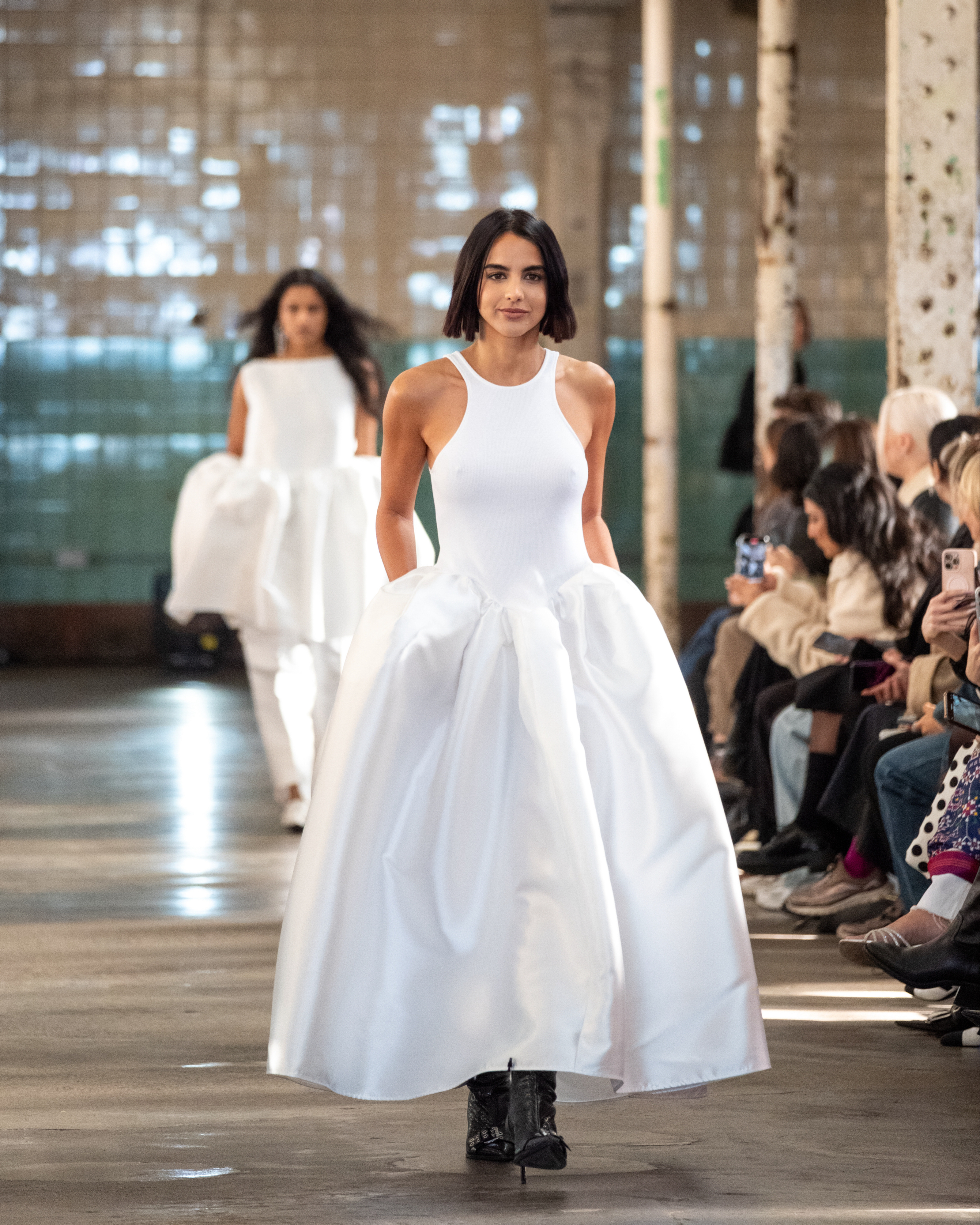 Sara Matos desfila na Semana da Moda de Londres. “É quase vestir uma personagem”