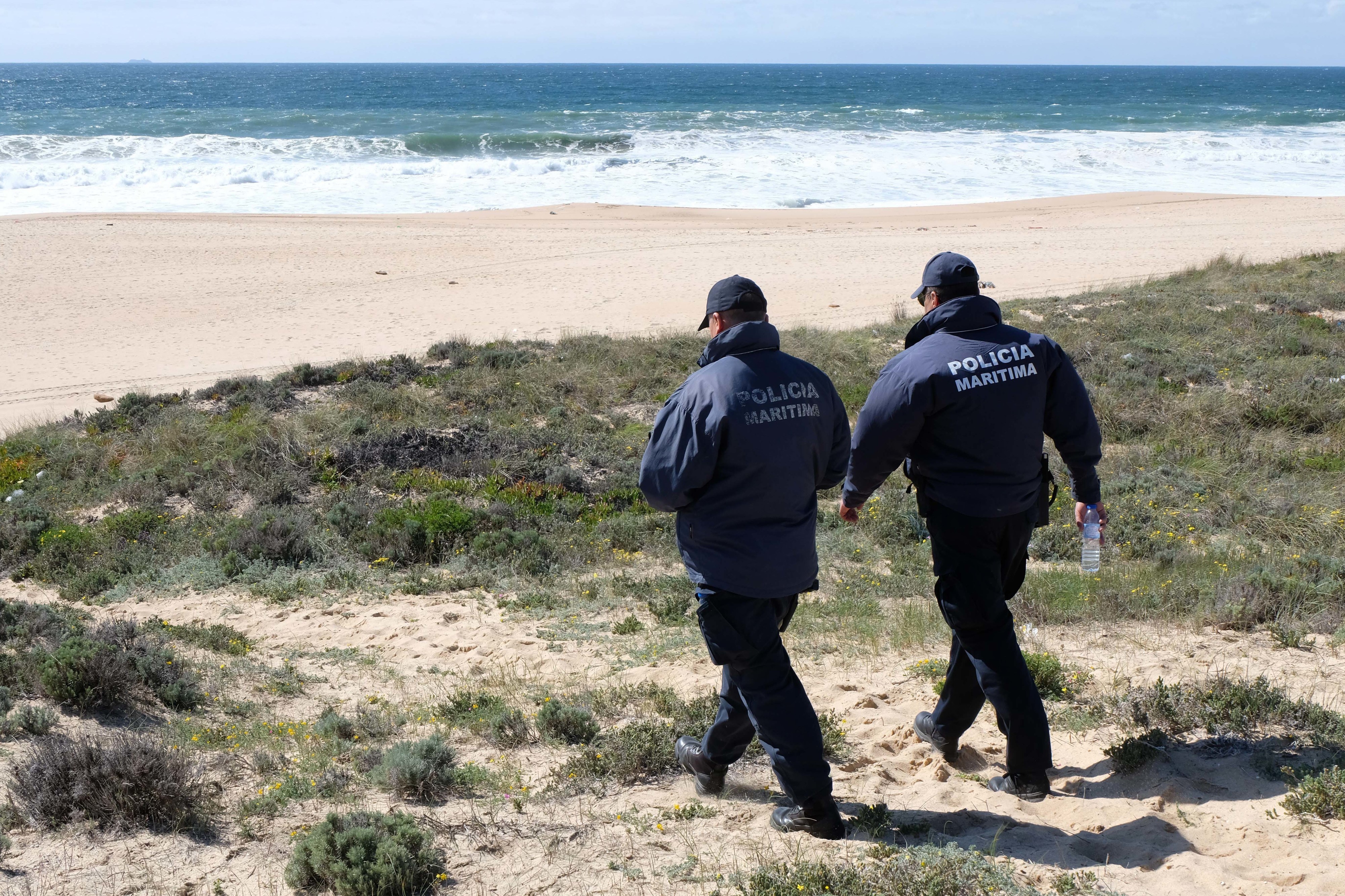 Pescador denuncia desembarque de pessoas no Meco. Autoridades estão a investigar
