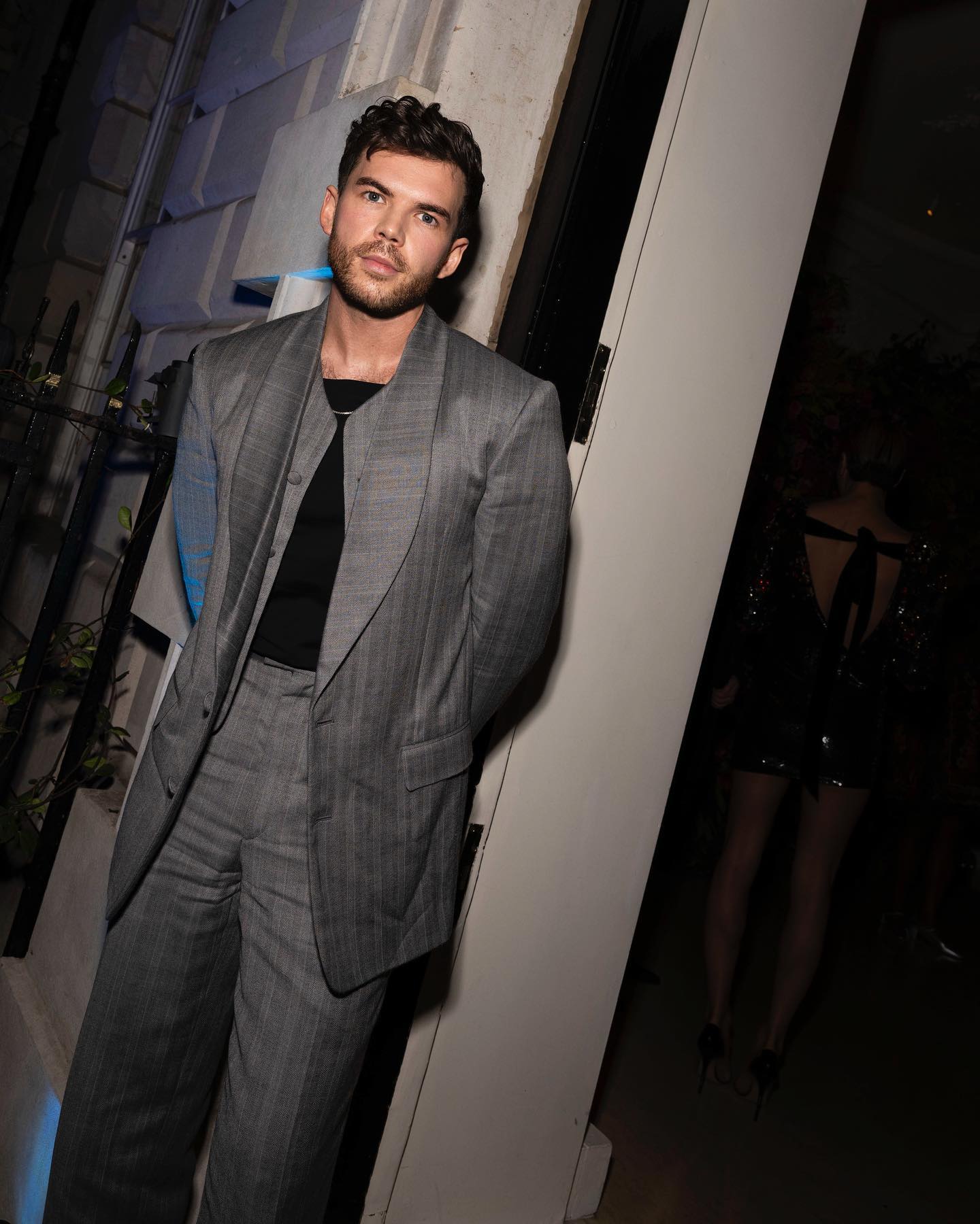 Estrela de “Bridgerton” já fez parte de boysband que chegou a ser comparada aos One Direction