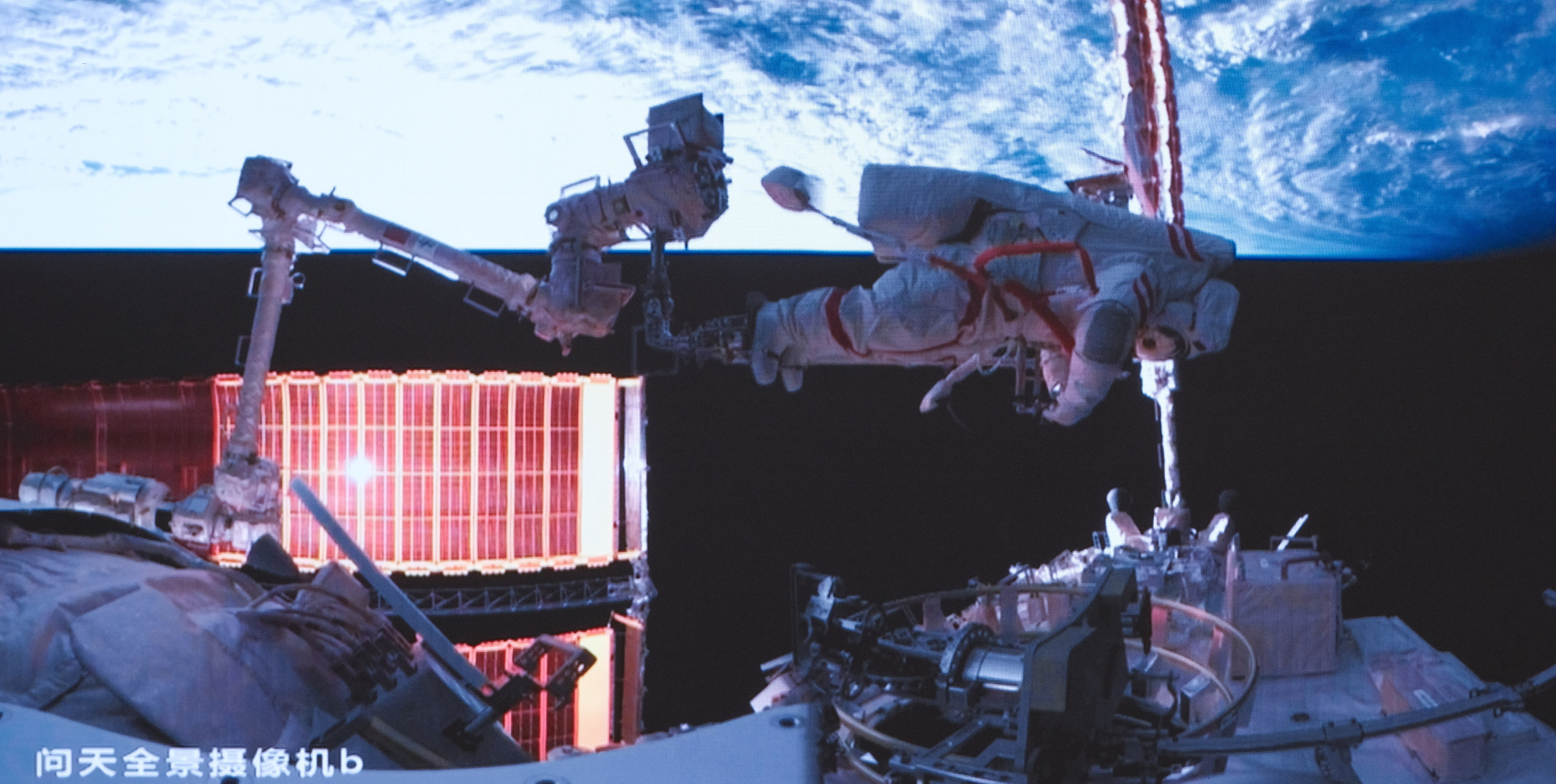 Dois astronautas chineses realizaram o mais longo passeio espacial registado na China