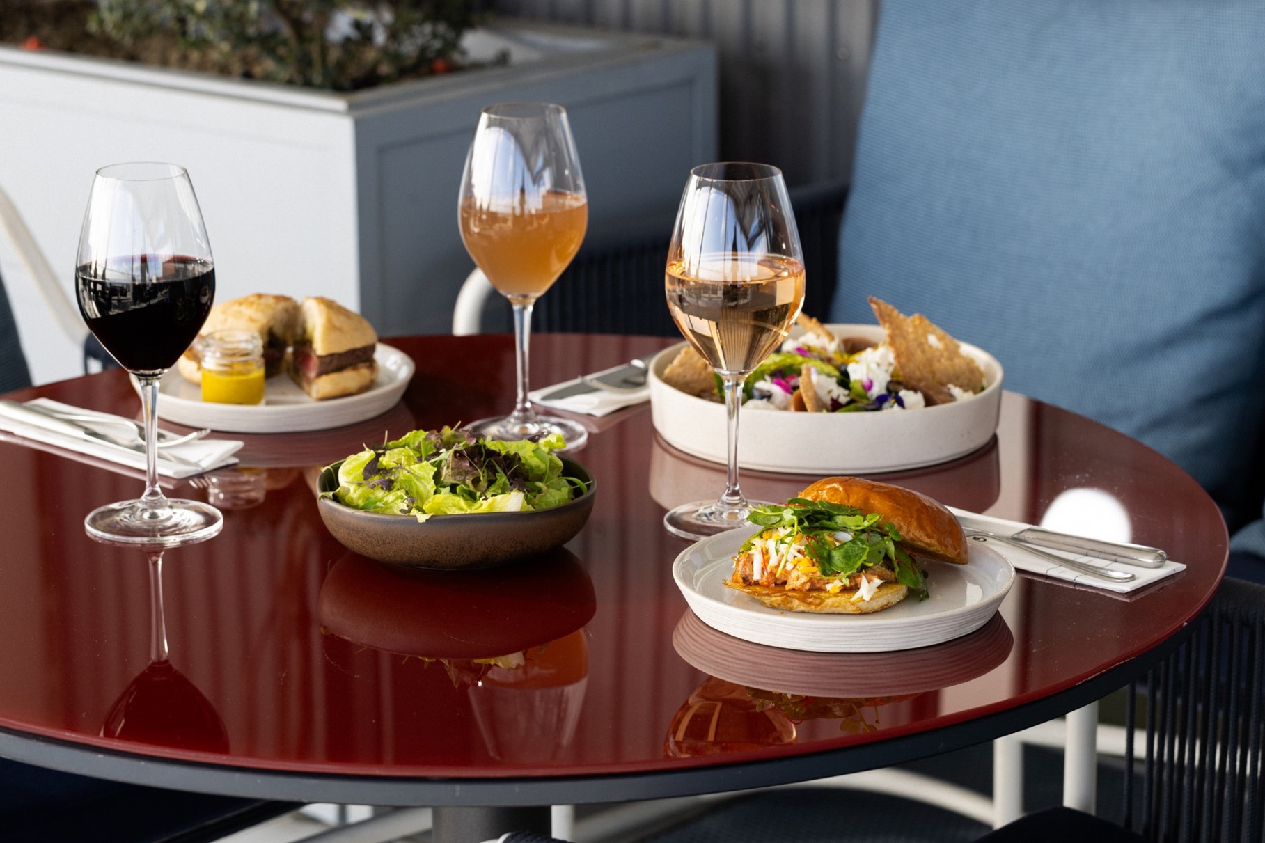 Este rooftop em Lisboa é 5 estrelas. E tem novidades deliciosas para serem provadas de cocktail na mão