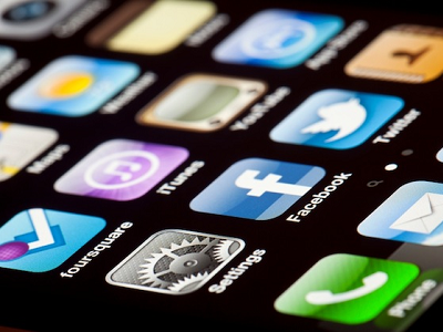 Mãe, professora e psicóloga explicam com os pais podem pôr os filhos a ler (e afastá-los do TikTok)